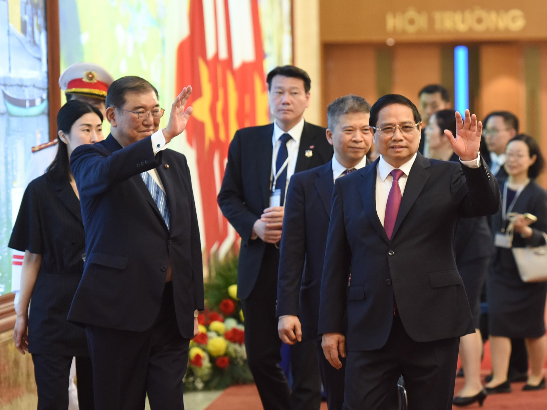 El primer ministro de Vietnam, Pham Minh Chinh, y su homólogo japonés, Ishiba Shigeru. El primer ministro de Vietnam, Pham Minh Chinh, y su homólogo japonés, Ishiba Shigeru.