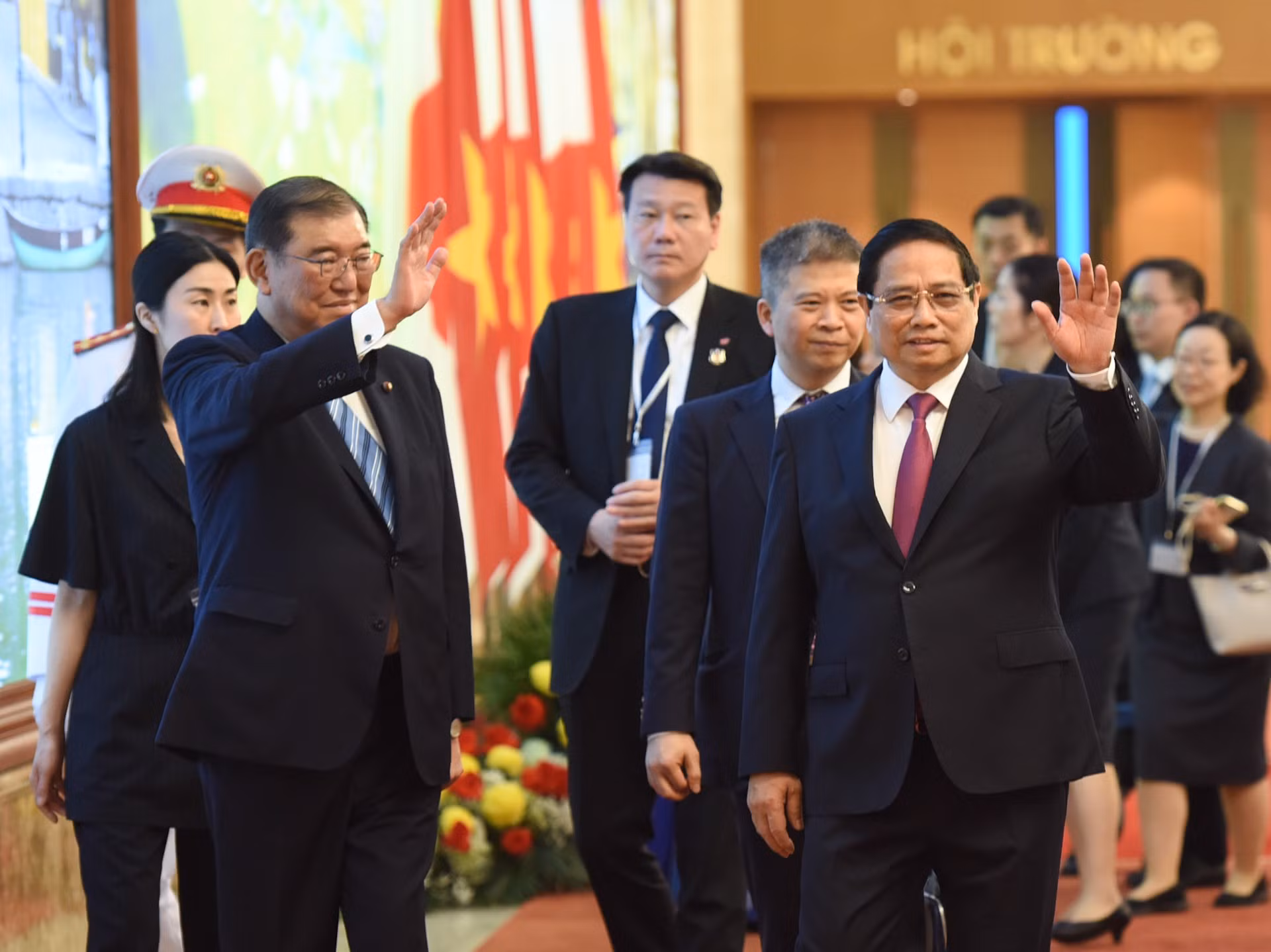 El primer ministro de Vietnam, Pham Minh Chinh, y su homólogo japonés, Ishiba Shigeru.