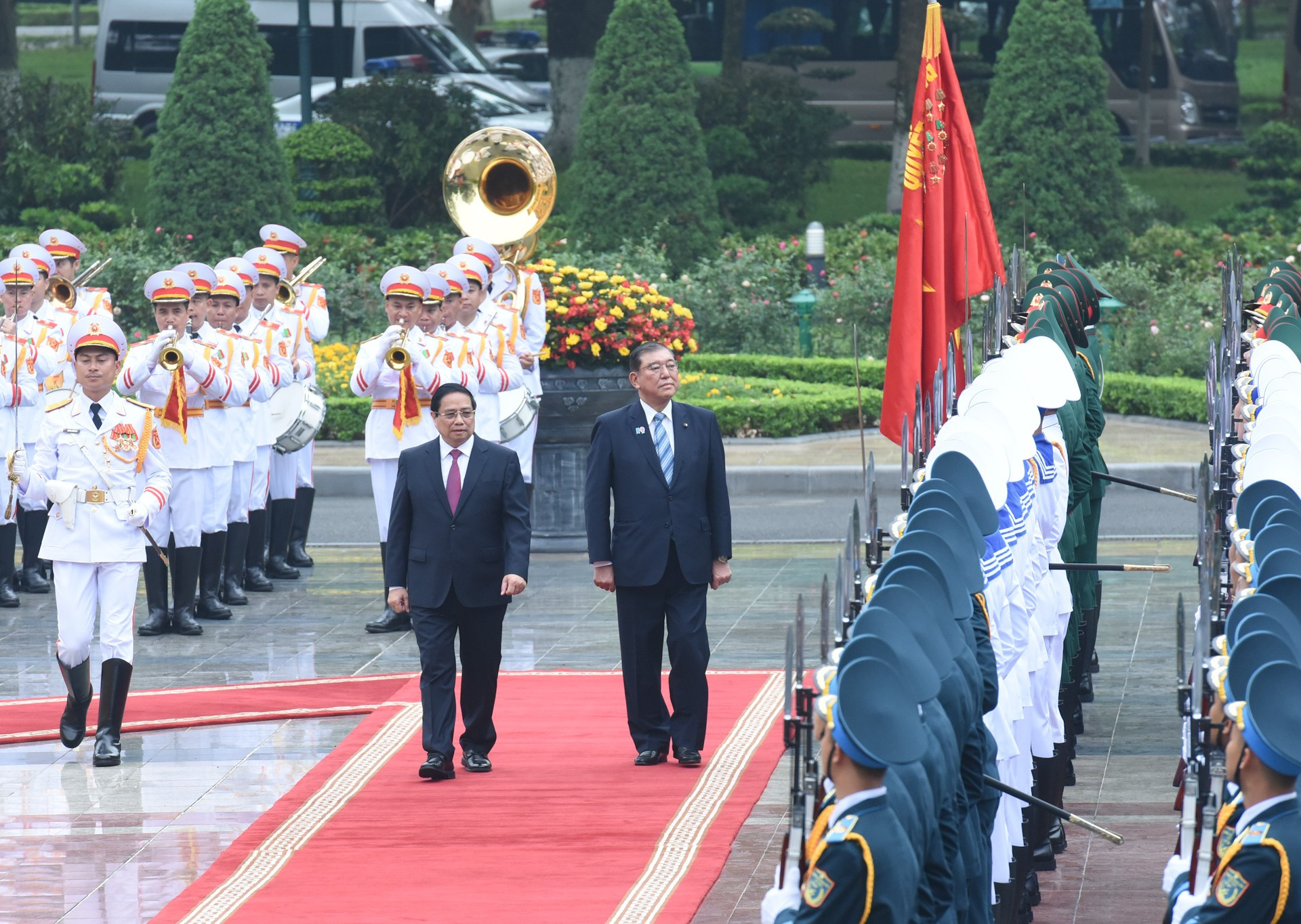Revisan la guardia de honor del Ejército Popular de Vietnam.