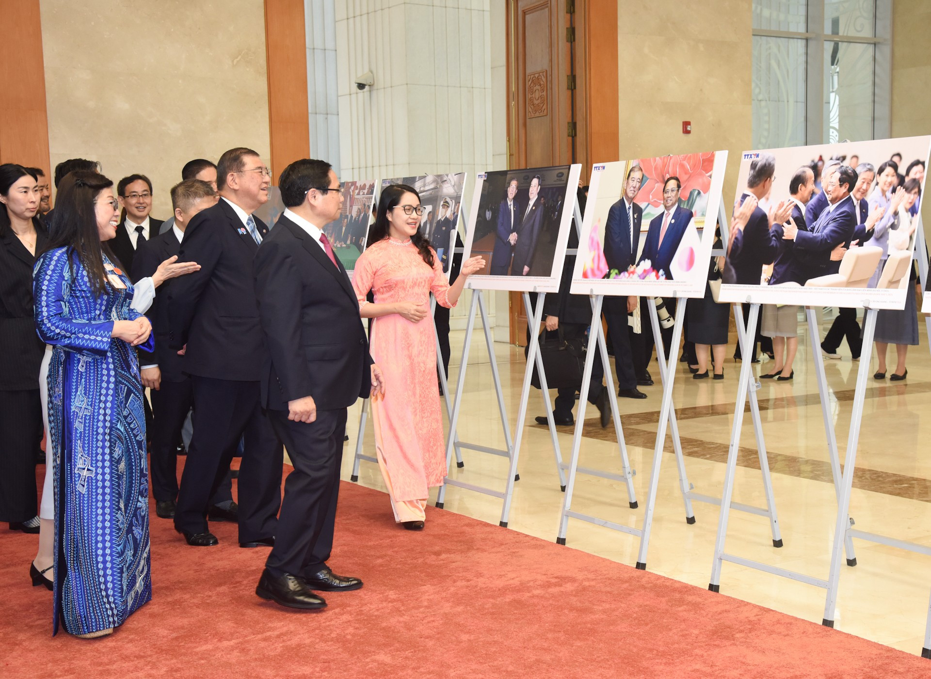 Ambos premieres y sus esposas ven imágenes sobre la cooperación entre los dos países. Ambos premieres y sus esposas ven imágenes sobre la cooperación entre los dos países.