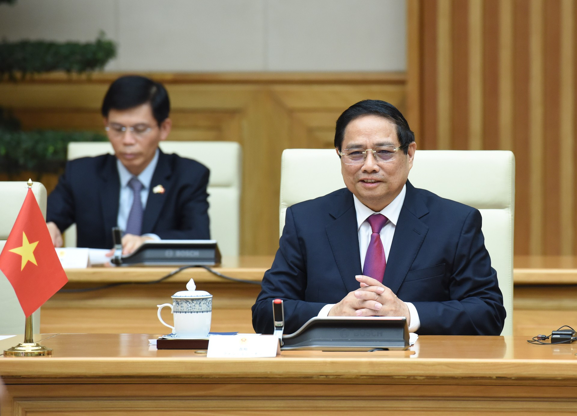 Minh Chinh habla en la cita. Minh Chinh habla en la cita.