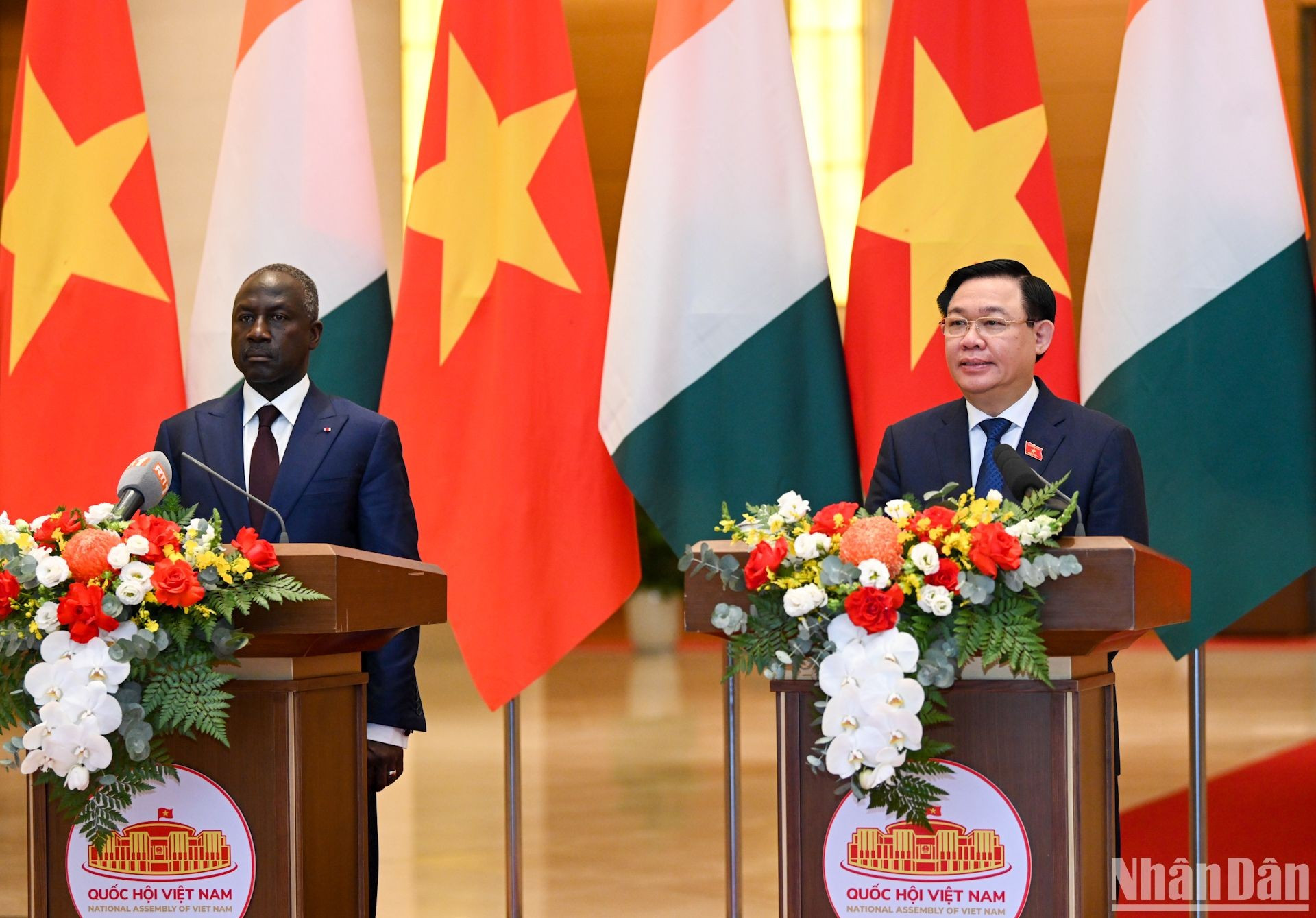 Los titulares informan a la prensa sobre los contenidos de cooperación firmados.