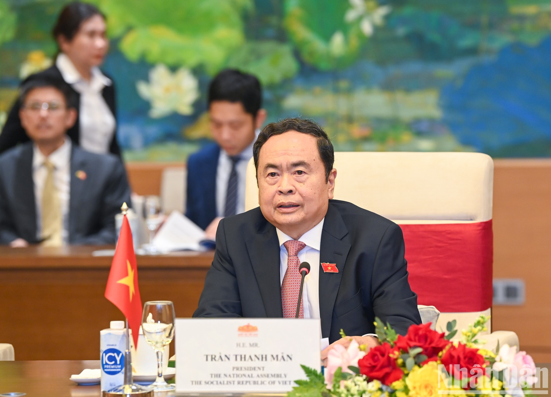 Thanh Man habla en la cita. Thanh Man habla en la cita.