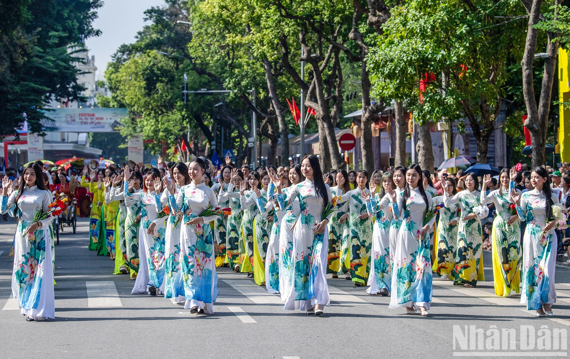 Desfile de Ao dai de la Unión de Jóvenes Comunista Ho Chi Minh en Hanói. Desfile de Ao dai de la Unión de Jóvenes Comunista Ho Chi Minh en Hanói.