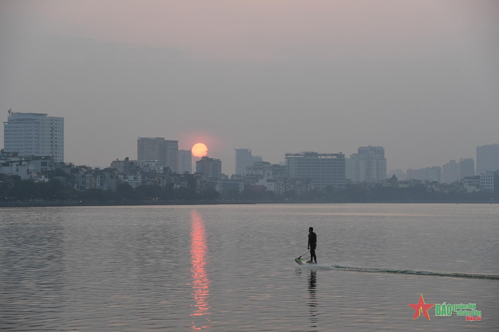 En medio de la capital llena de gente y rascacielos, es difícil capturar el momento de la puesta del sol. En medio de la capital llena de gente y rascacielos, es difícil capturar el momento de la puesta del sol.