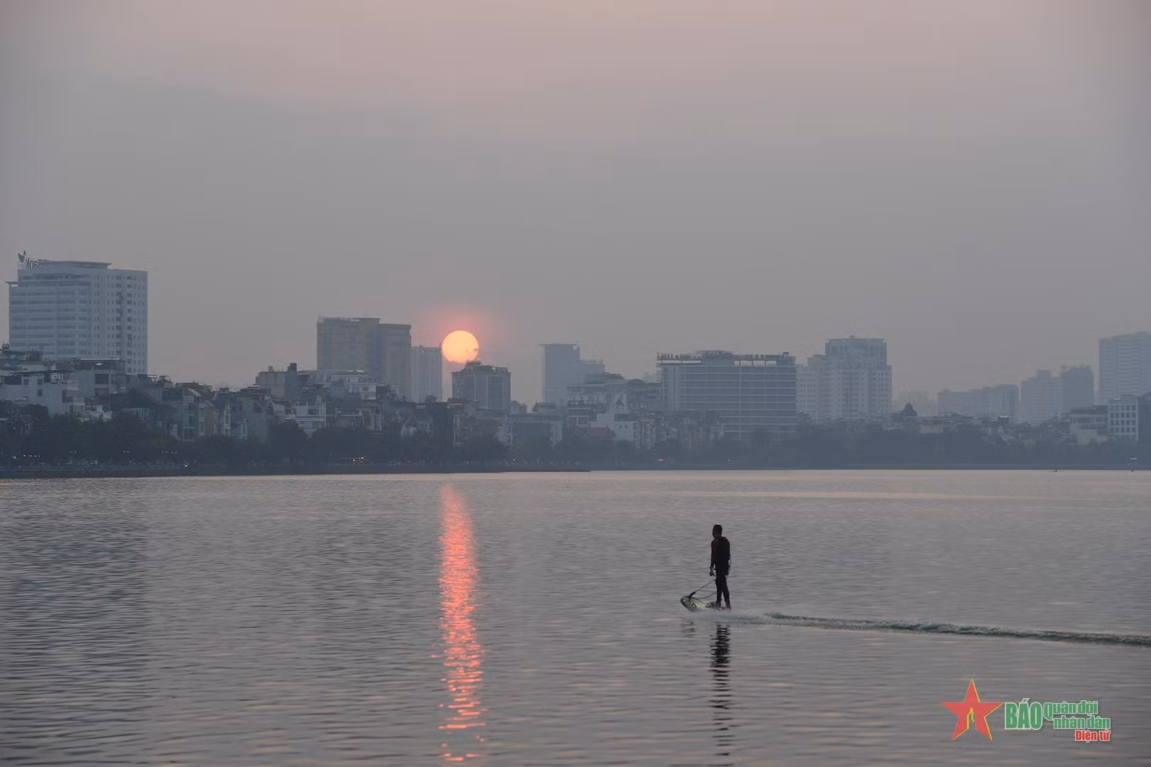En medio de la capital llena de gente y rascacielos, es difícil capturar el momento de la puesta del sol.