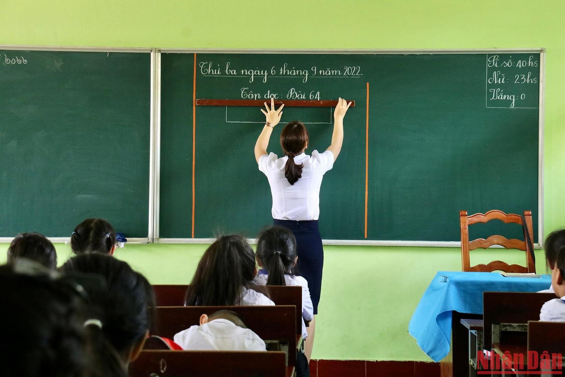 Al comienzo de la clase, la profesora escribe la fecha en la pizarra. Al comienzo de la clase, la profesora escribe la fecha en la pizarra.
