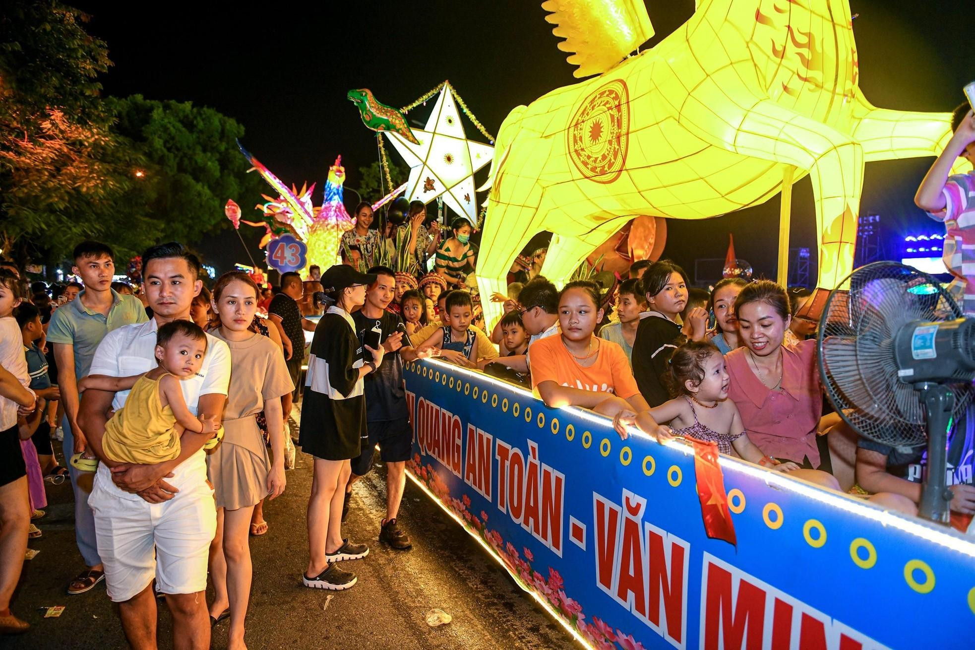 Miles de turistas acuden en masa a la ciudad de Tuyen Quang para admirar las linternas gigantes.