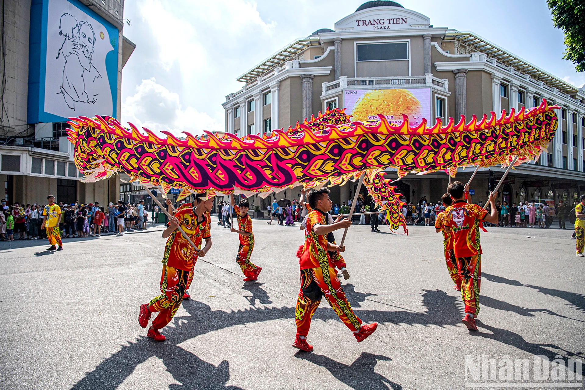 Espectáculos del grupo de danza del unicornio, el león y el dragón del distrito de Thanh Oai, con 600 artistas, 30 modelos de dragones, 30 de unicornios y 30 tamborileros, simbolizando a otros tantos distritos y pueblos de la ciudad. Espectáculos del grupo de danza del unicornio, el león y el dragón del distrito de Thanh Oai, con 600 artistas, 30 modelos de dragones, 30 de unicornios y 30 tamborileros, simbolizando a otros tantos distritos y pueblos de la ciudad.