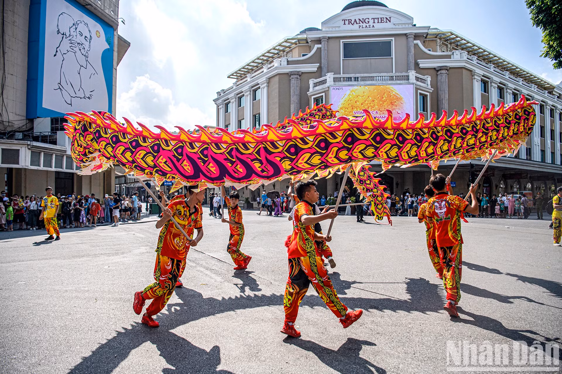 Espectáculos del grupo de danza del unicornio, el león y el dragón del distrito de Thanh Oai, con 600 artistas, 30 modelos de dragones, 30 de unicornios y 30 tamborileros, simbolizando a otros tantos distritos y pueblos de la ciudad.