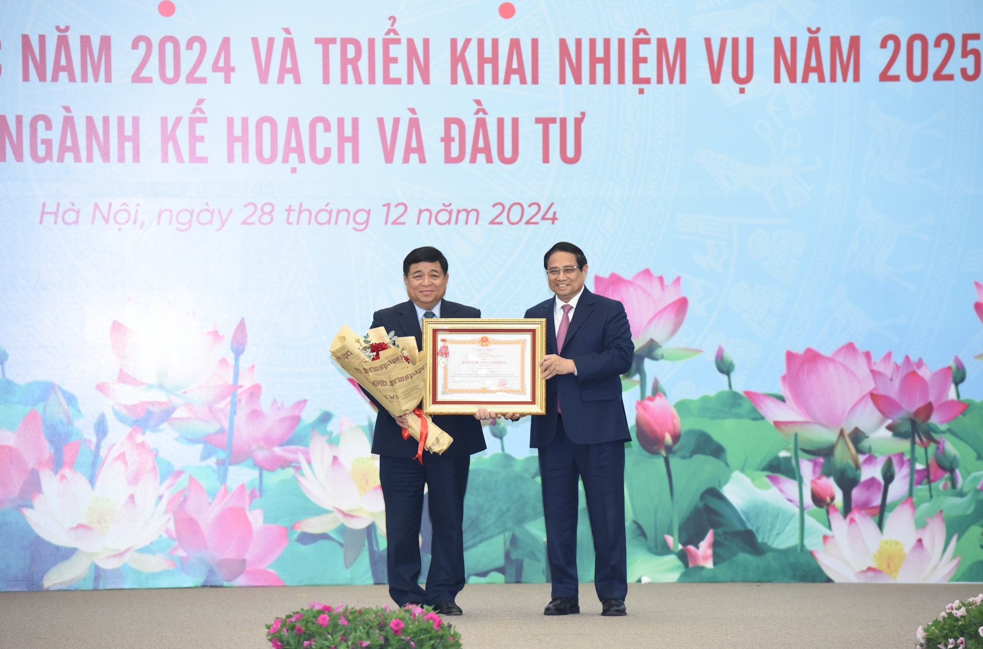 Minh Chinh entrega la Orden del Trabajo de primera clase al ministro de Planificación e Inversión, Nguyen Chi Dung. Minh Chinh entrega la Orden del Trabajo de primera clase al ministro de Planificación e Inversión, Nguyen Chi Dung.