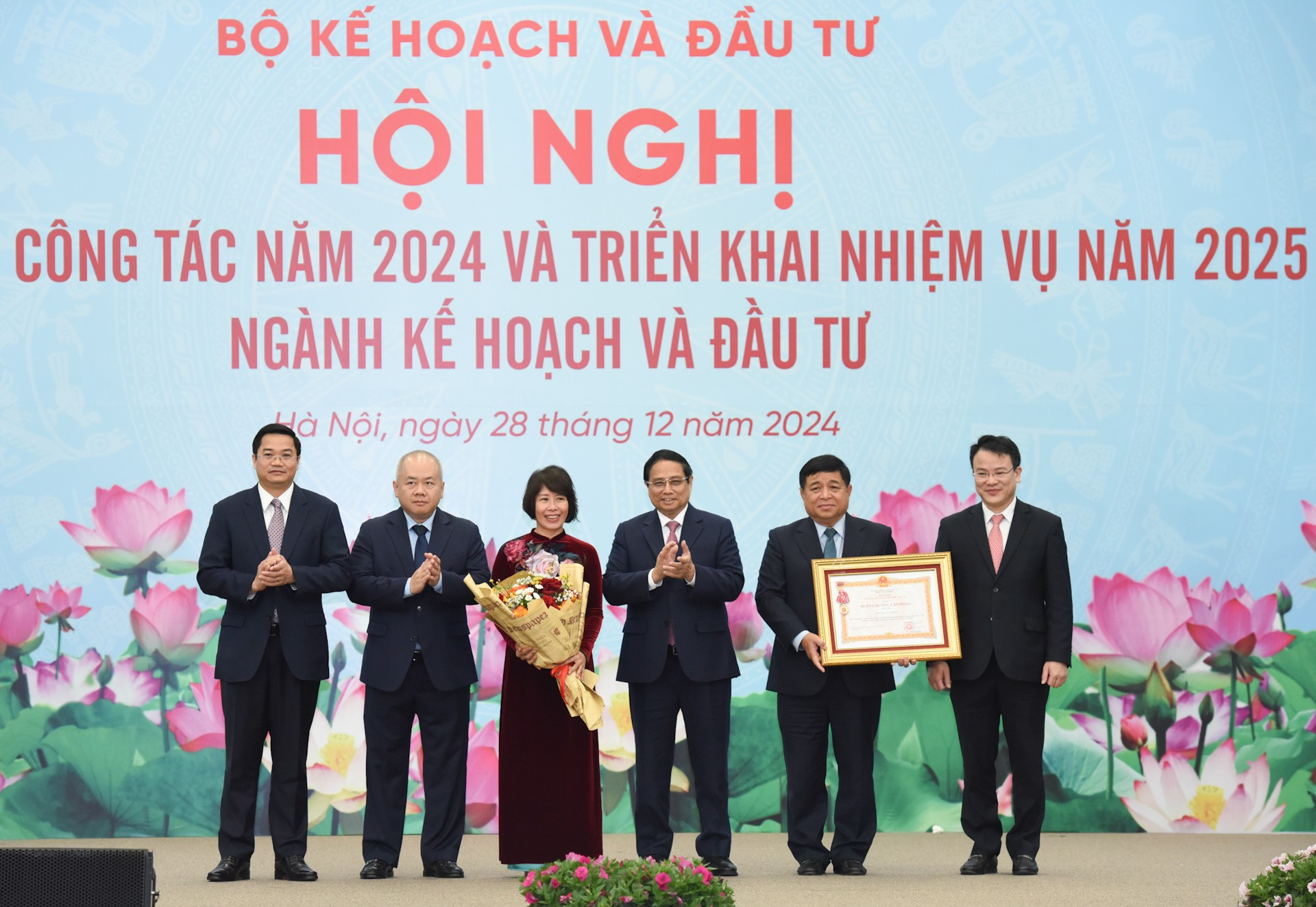 Minh Chinh entrega la Orden del Trabajo de tercera clase del Presidente al Ministerio de Planificación e Inversión. Minh Chinh entrega la Orden del Trabajo de tercera clase del Presidente al Ministerio de Planificación e Inversión.