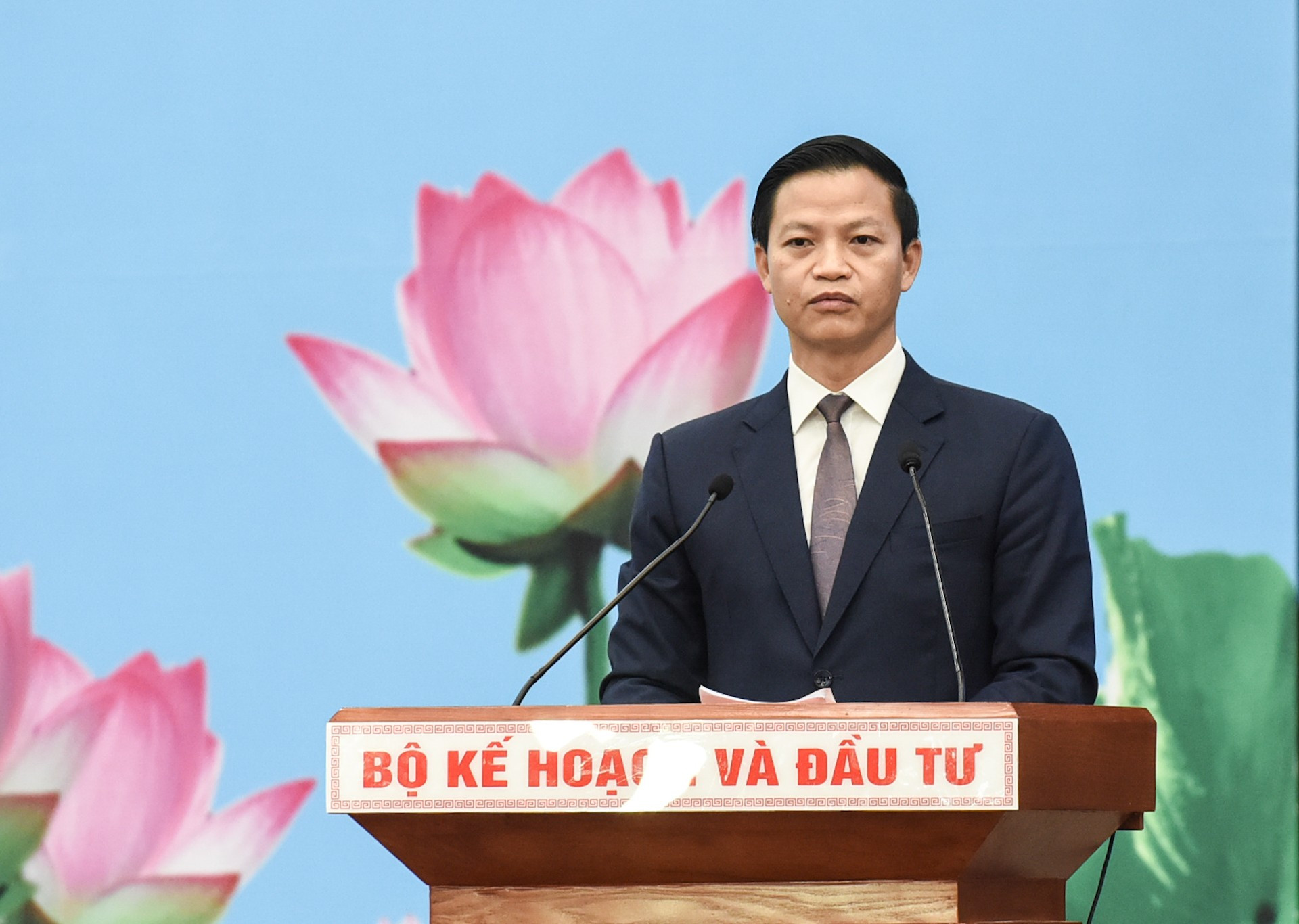 El presidente del Comité Popular de la provincia de Bac Ninh, Vuong Quoc Tuan, expresa opiniones. El presidente del Comité Popular de la provincia de Bac Ninh, Vuong Quoc Tuan, expresa opiniones.