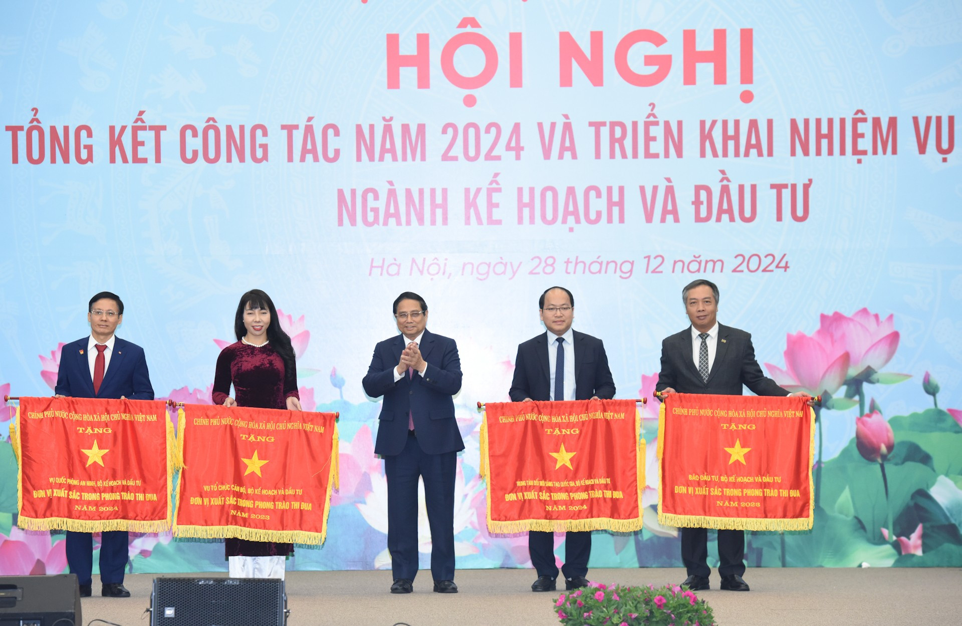 Minh Chinh entrega la bandera de emulación del Gobierno a las entidades del Ministerio de Planificación e Inversión con logros sobresalientes. Minh Chinh entrega la bandera de emulación del Gobierno a las entidades del Ministerio de Planificación e Inversión con logros sobresalientes.