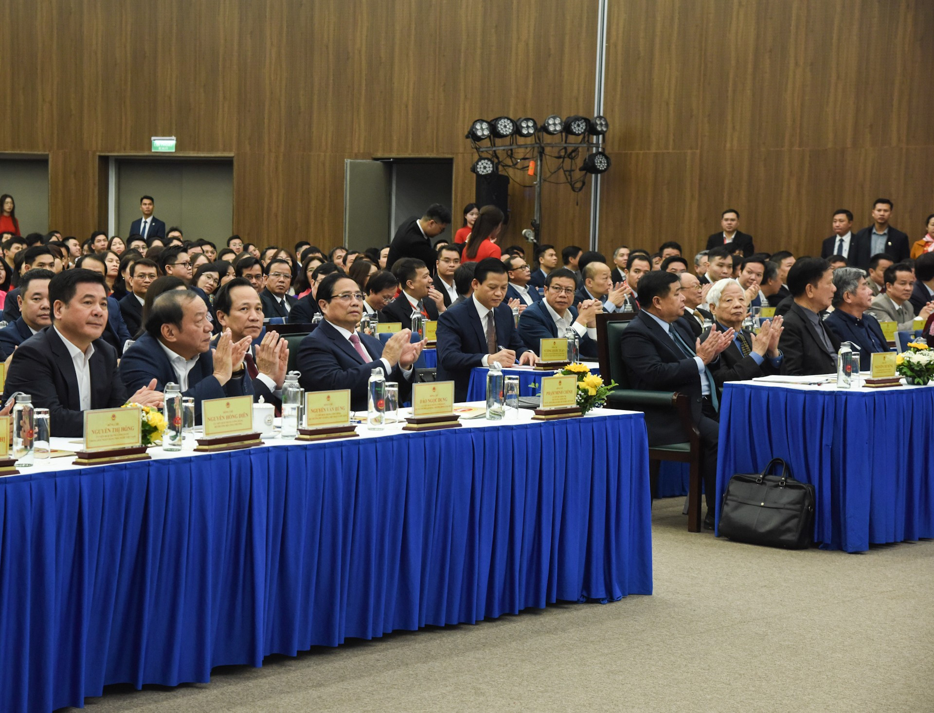 El primer ministro de Vietnam, Pham Minh Chinh, asiste a la cita. El primer ministro de Vietnam, Pham Minh Chinh, asiste a la cita.