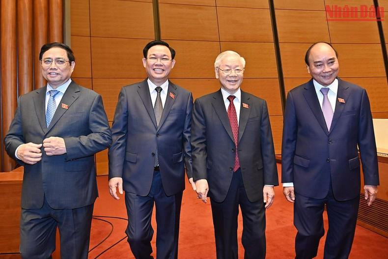 Los dirigentes en la sesión de clausura. Los dirigentes en la sesión de clausura.