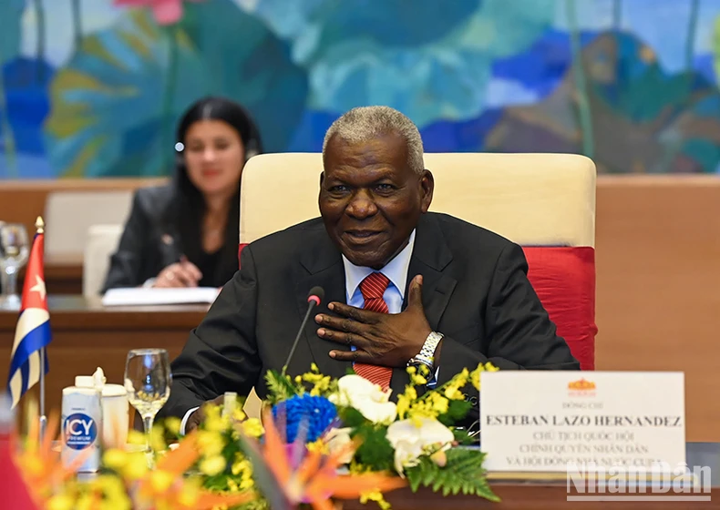 Esteban Lazo interviene. Esteban Lazo interviene.