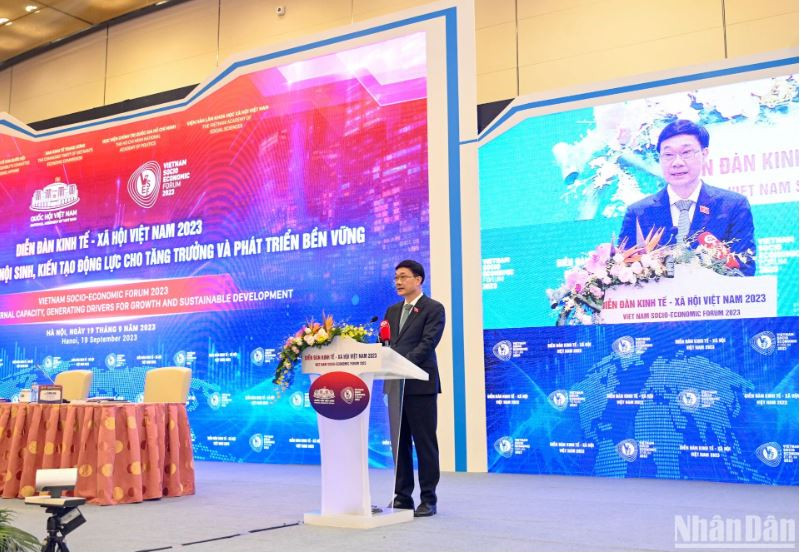 El jefe de la Comisión de Asuntos Económicos del Parlamento, Vu Hong Thanh, habla en el Foro. El jefe de la Comisión de Asuntos Económicos del Parlamento, Vu Hong Thanh, habla en el Foro.