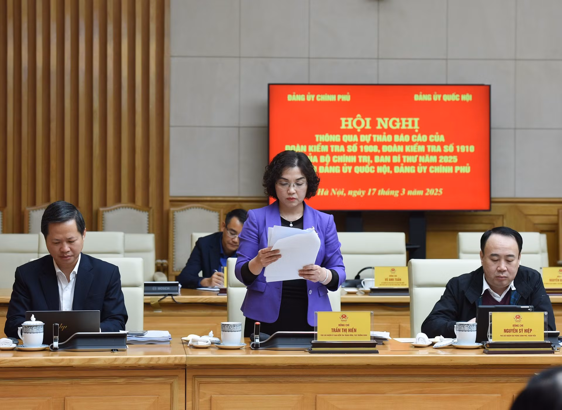 Tran Thi Hien, jefa adjunta de la Comisión de Control Disciplinario del Comité Central del Partido y jefa adjunta de la Delegación de Inspección 1908, presenta el borrador del Informe de Resultados de la Inspección al Comité partidista de la Asamblea Nacional.