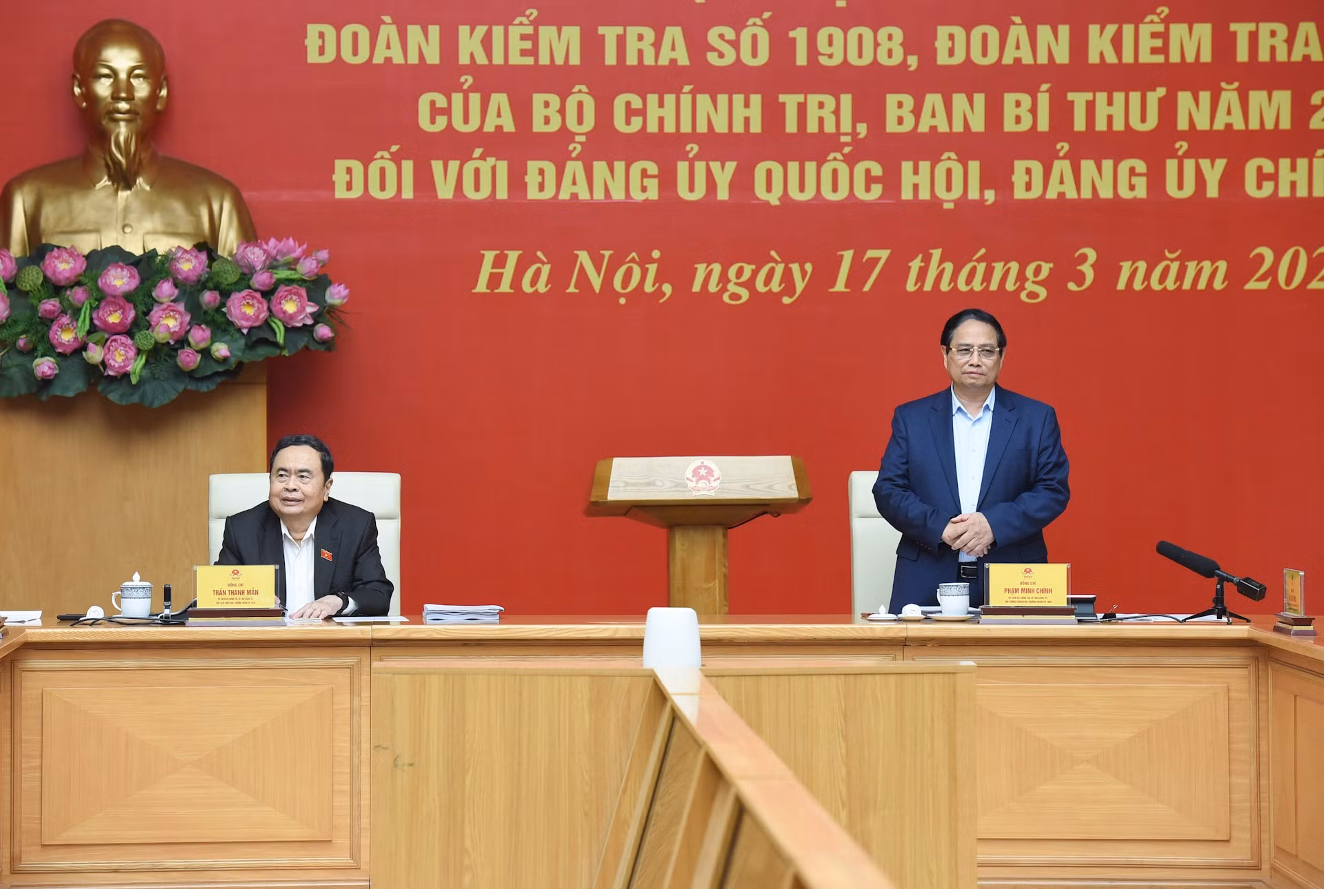 Minh Chinh habla en la cita.