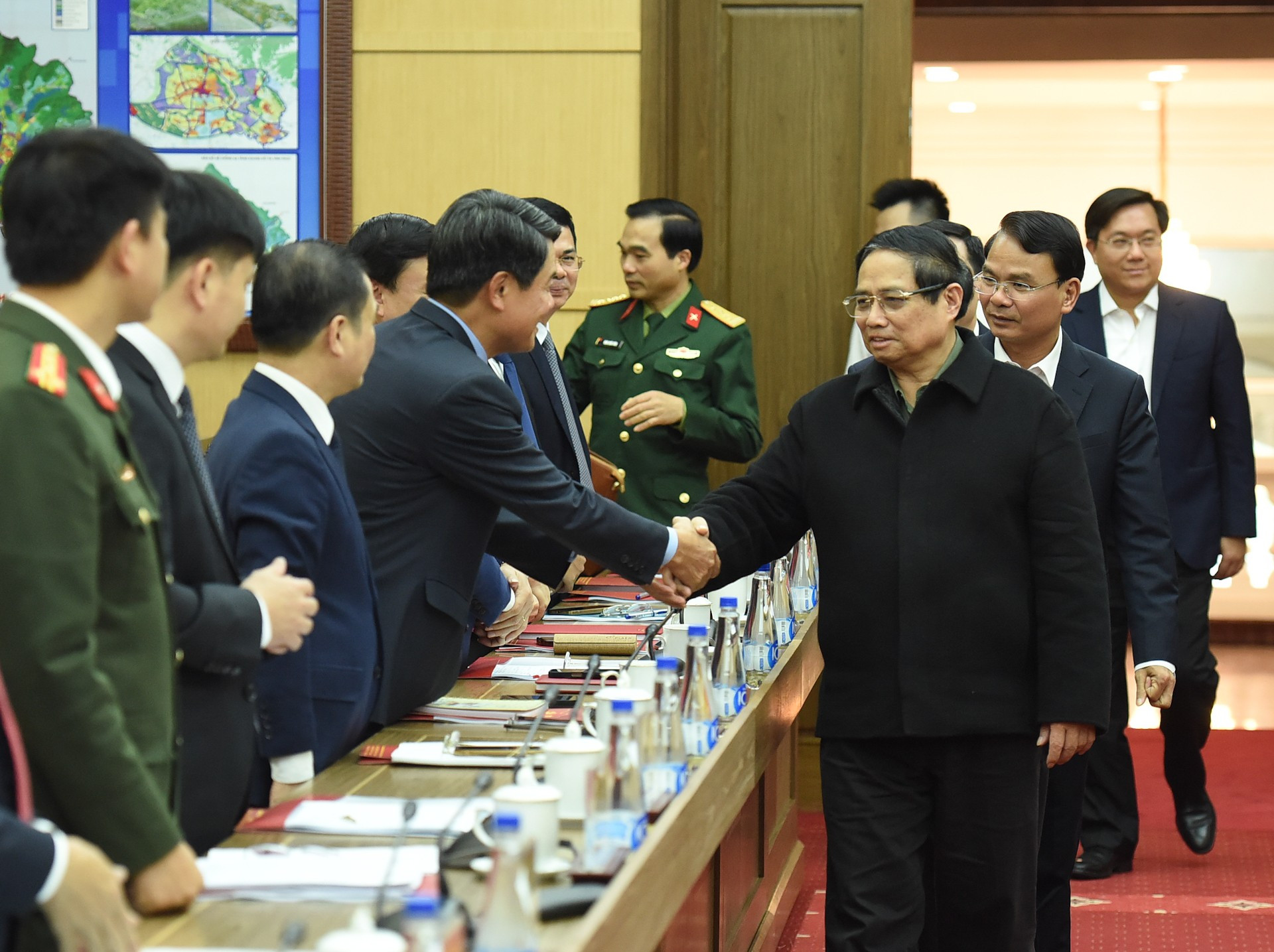 El primer ministro Pham Minh Chinh llega a la reunión. El primer ministro Pham Minh Chinh llega a la reunión.