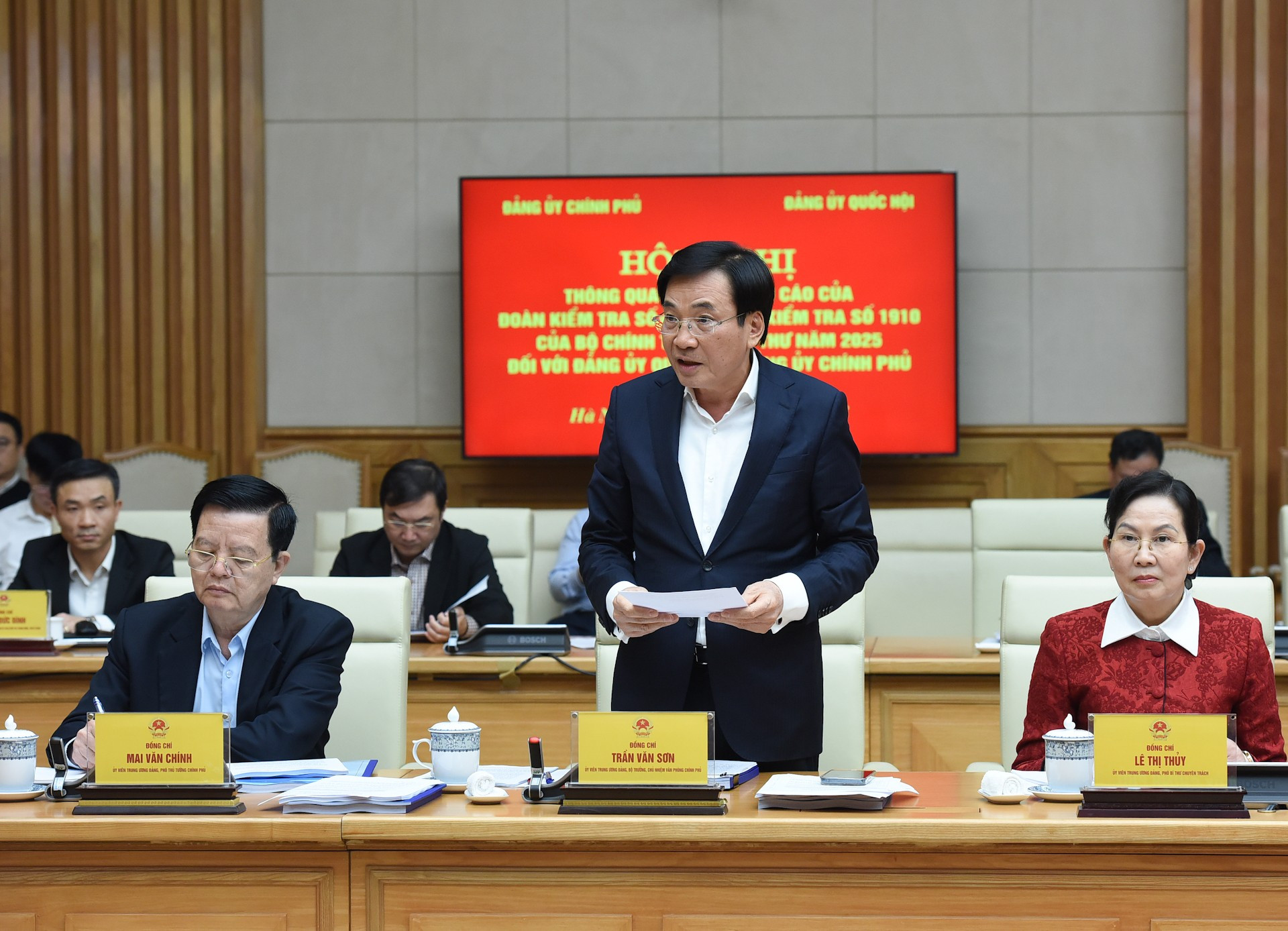 El ministro y jefe de la Oficina Gubernamental, Tran Van Son, habla en el evento.