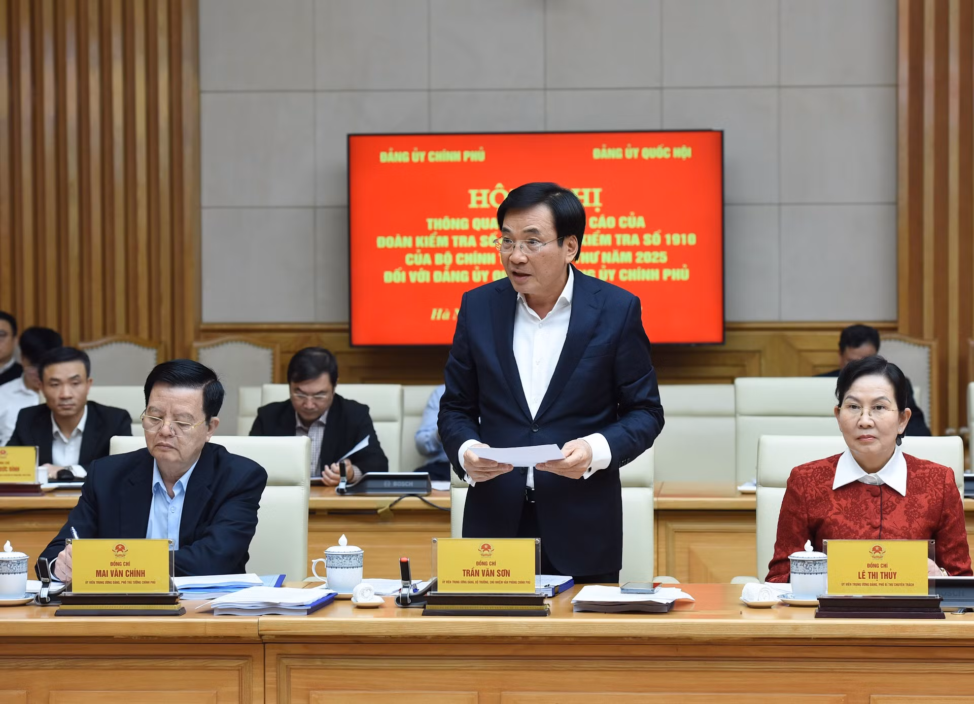 El ministro y jefe de la Oficina Gubernamental, Tran Van Son, habla en el evento.