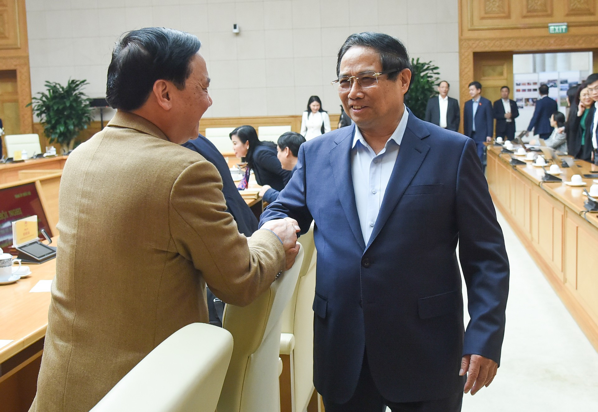 Pham Minh y los delegados en el evento.