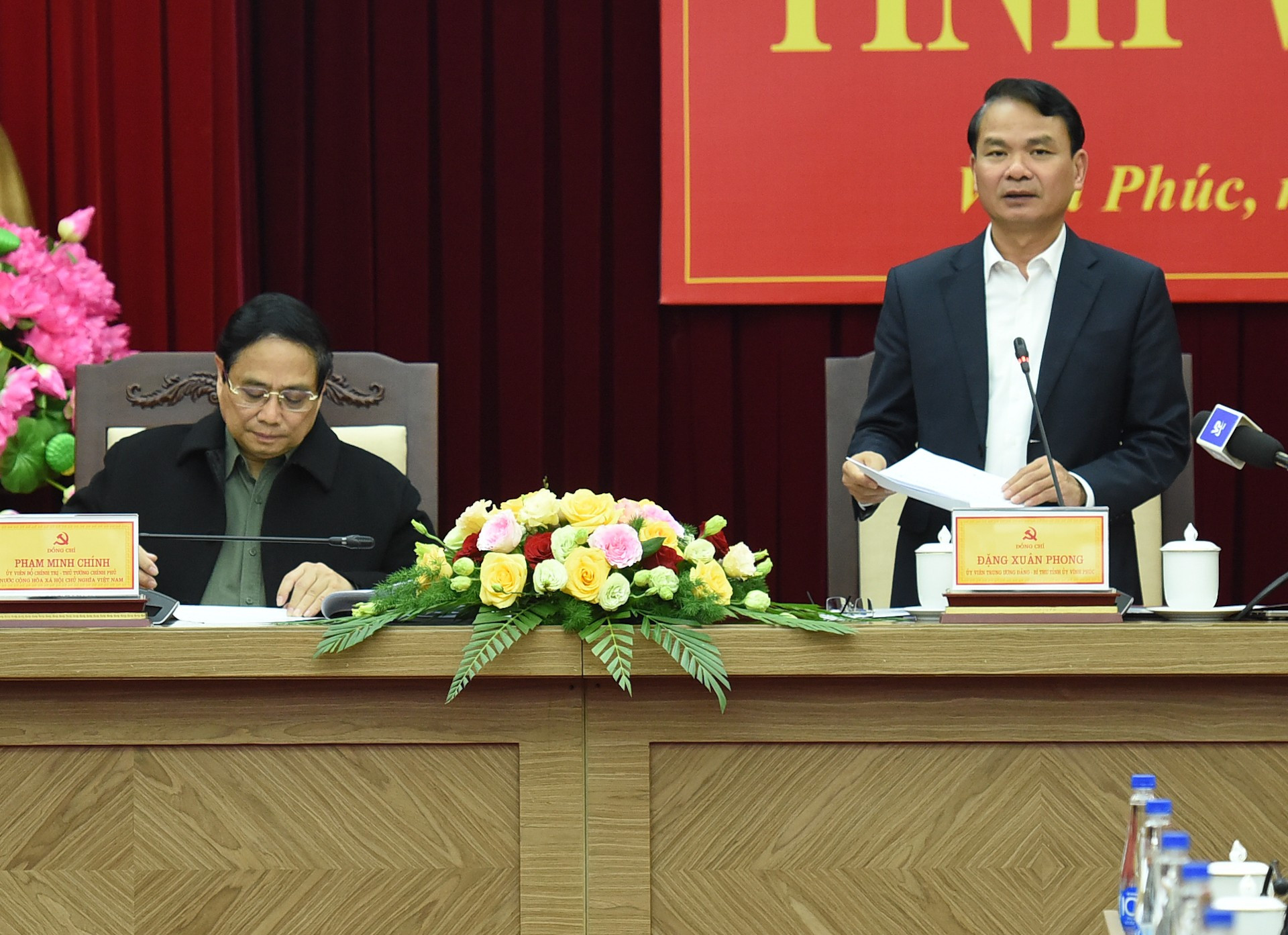 El secretario del Comité del Partido en Vinh Phuc, Dang Xuan Phong, habla en el acto. El secretario del Comité del Partido en Vinh Phuc, Dang Xuan Phong, habla en el acto.
