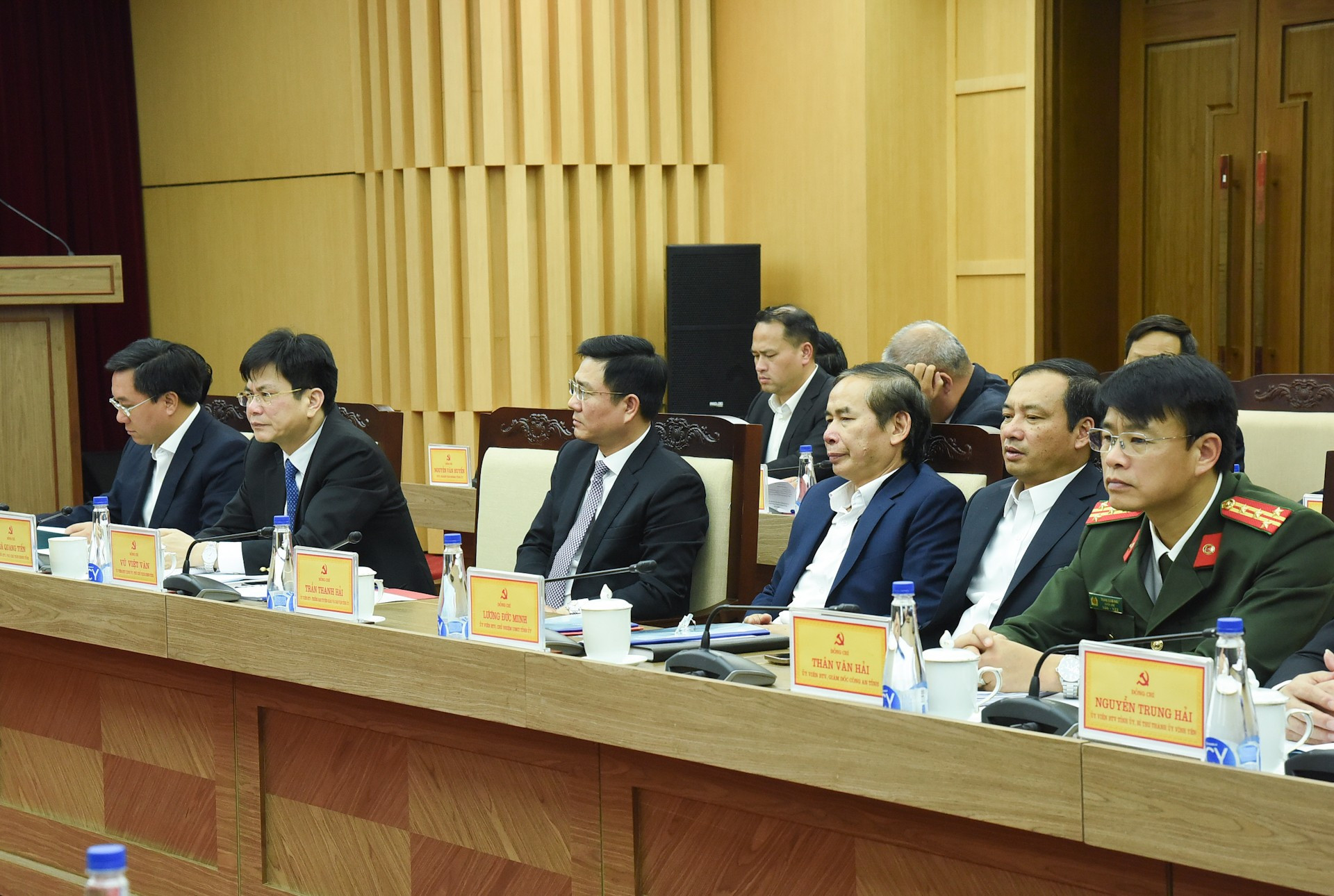 Funcionarios de la provincia de Vinh Phuc en la cita. Funcionarios de la provincia de Vinh Phuc en la cita.