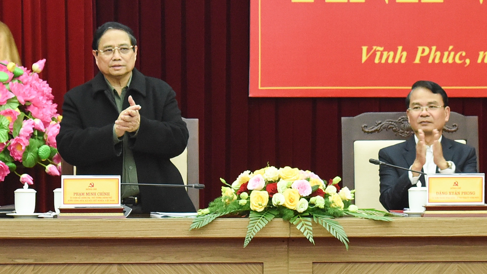 [Foto] Premier vietnamita trabaja con autoridades de provincia de Vinh Phuc