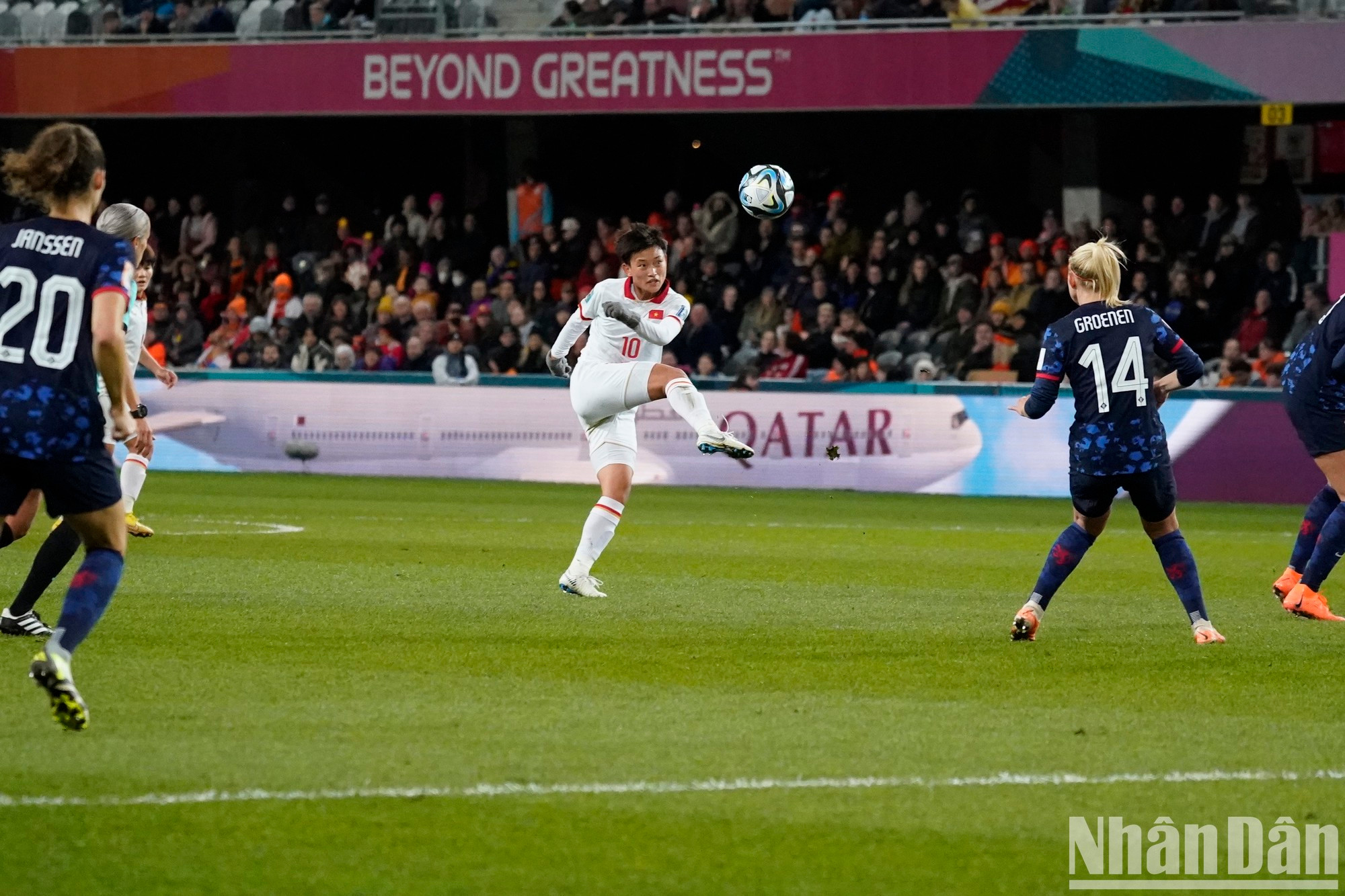 Hai Linh intentó acertar el último tiro de la selección vietnamita femenina. Hai Linh intentó acertar el último tiro de la selección vietnamita femenina.