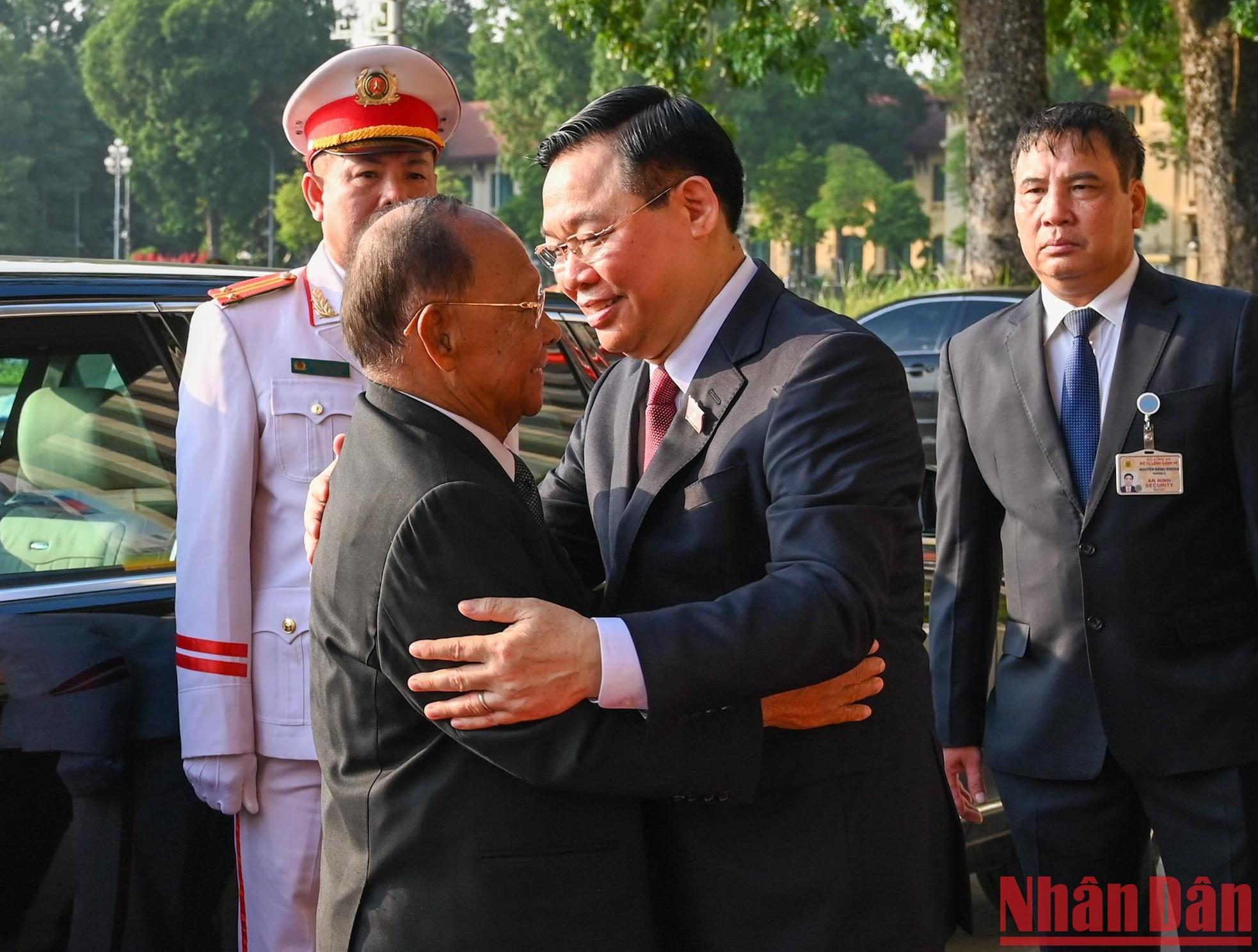 El titular del Parlamento vietnamita, Vuong Dinh Hue, da una calurosa bienvenida a su par camboyano, Samdech Heng Samrin.