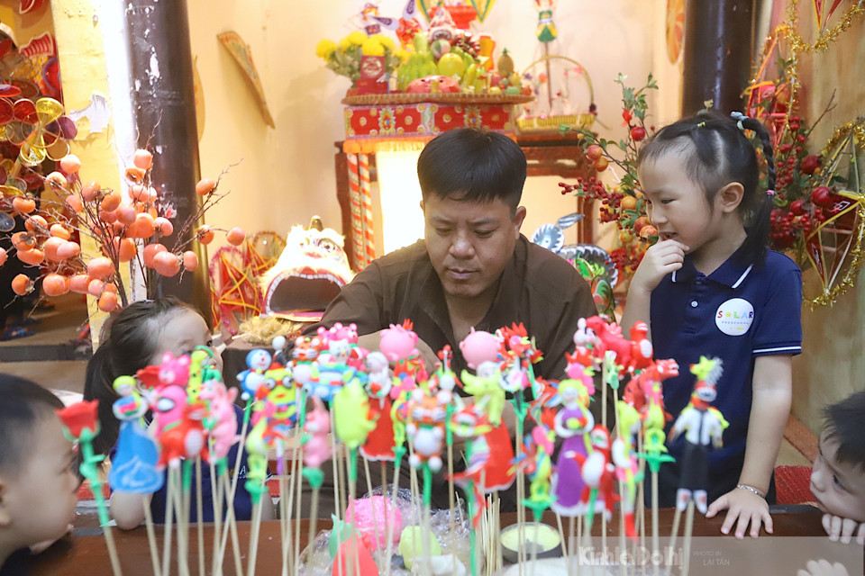 El artesano Dang Van Khang no sólo elabora To He, juguete folklórico comestible hecho de harina de arroz, sino también comparte con los niños los materiales, los métodos y la historia de la fabricación de este juguete. También expresó su esperanza de que las siguientes generaciones preserven esta profesión, que existe desde hace más de 300 años.