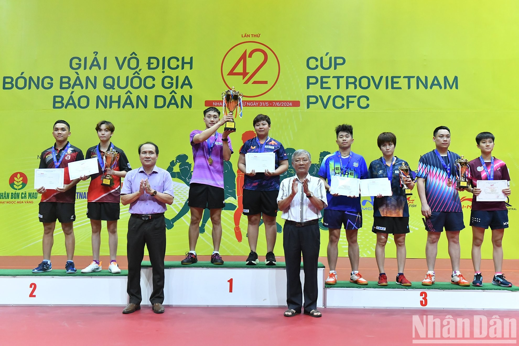 Entregan medallas y trofeos a los ganadores en dobles mixtos. Entregan medallas y trofeos a los ganadores en dobles mixtos.