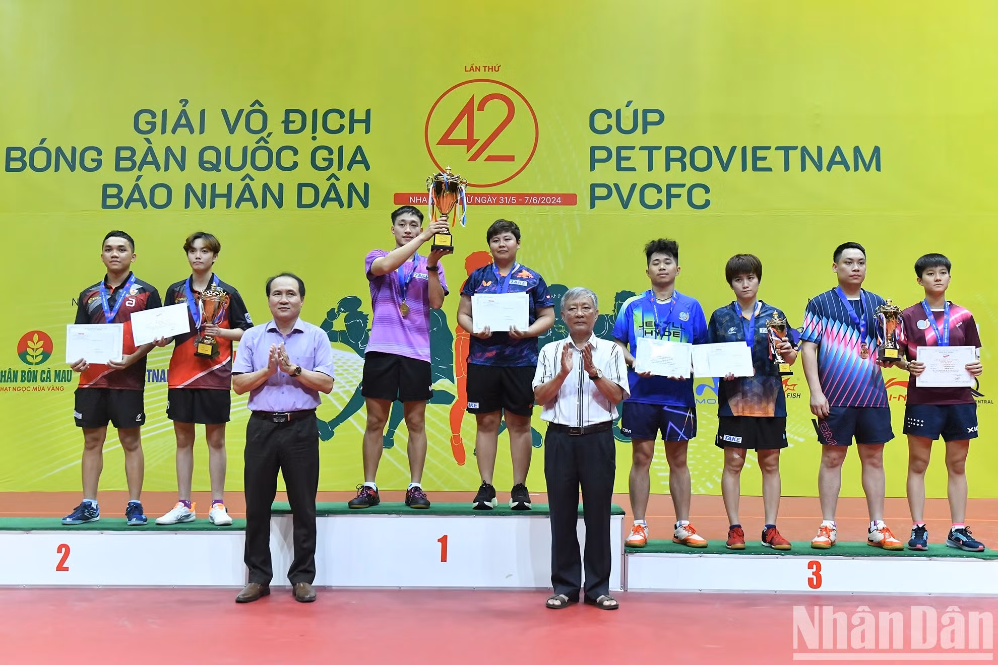 Entregan medallas y trofeos a los ganadores en dobles mixtos.