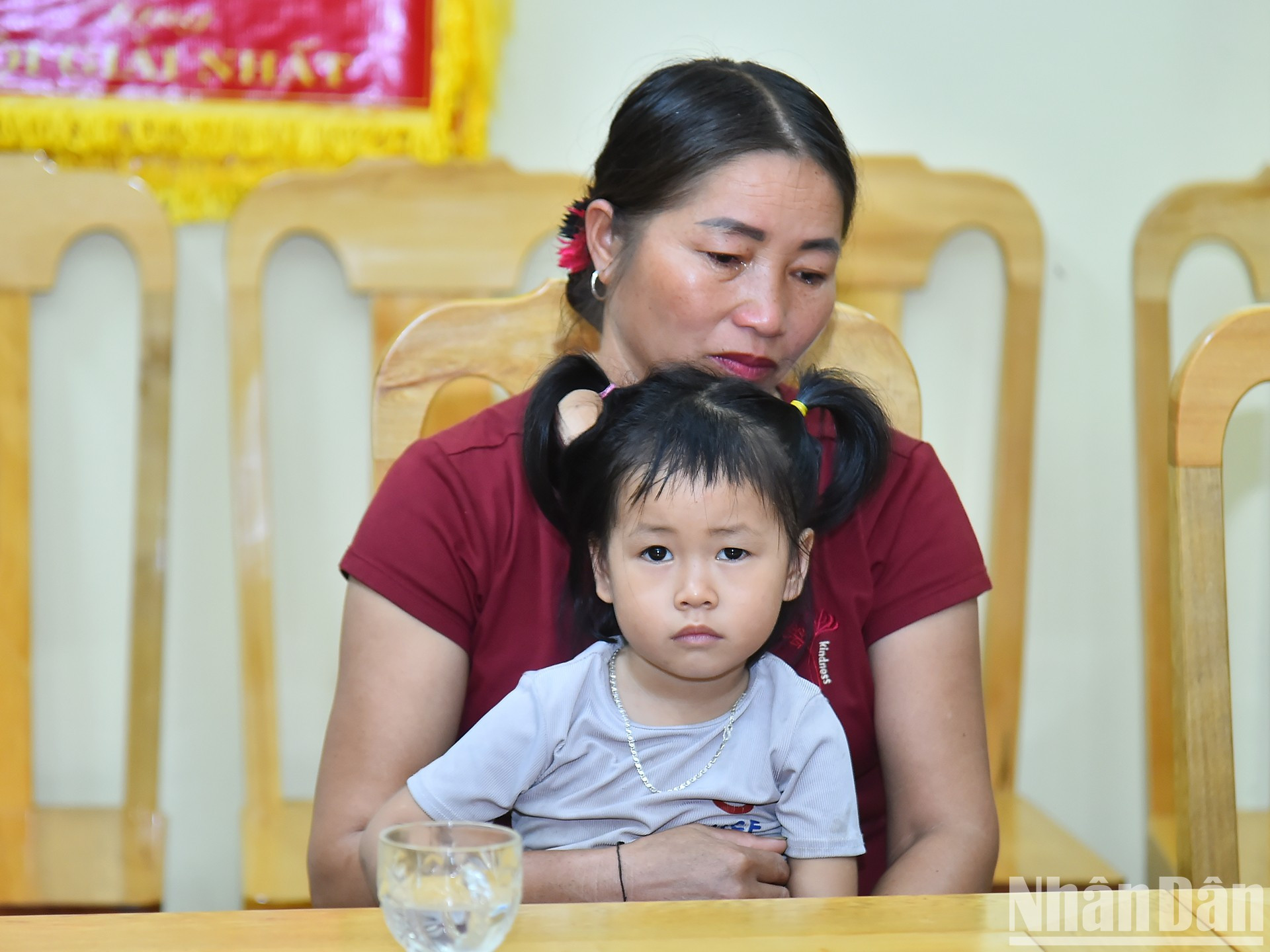 Ngo Minh Tuan, director de la Compañía de Inversión y Construcción CTA Vietnam, y otros patrocinadores se comprometen a financiar a la niña hasta que cumpla 18 años y brindarle más apoyo cuando sea adulta. Ngo Minh Tuan, director de la Compañía de Inversión y Construcción CTA Vietnam, y otros patrocinadores se comprometen a financiar a la niña hasta que cumpla 18 años y brindarle más apoyo cuando sea adulta.