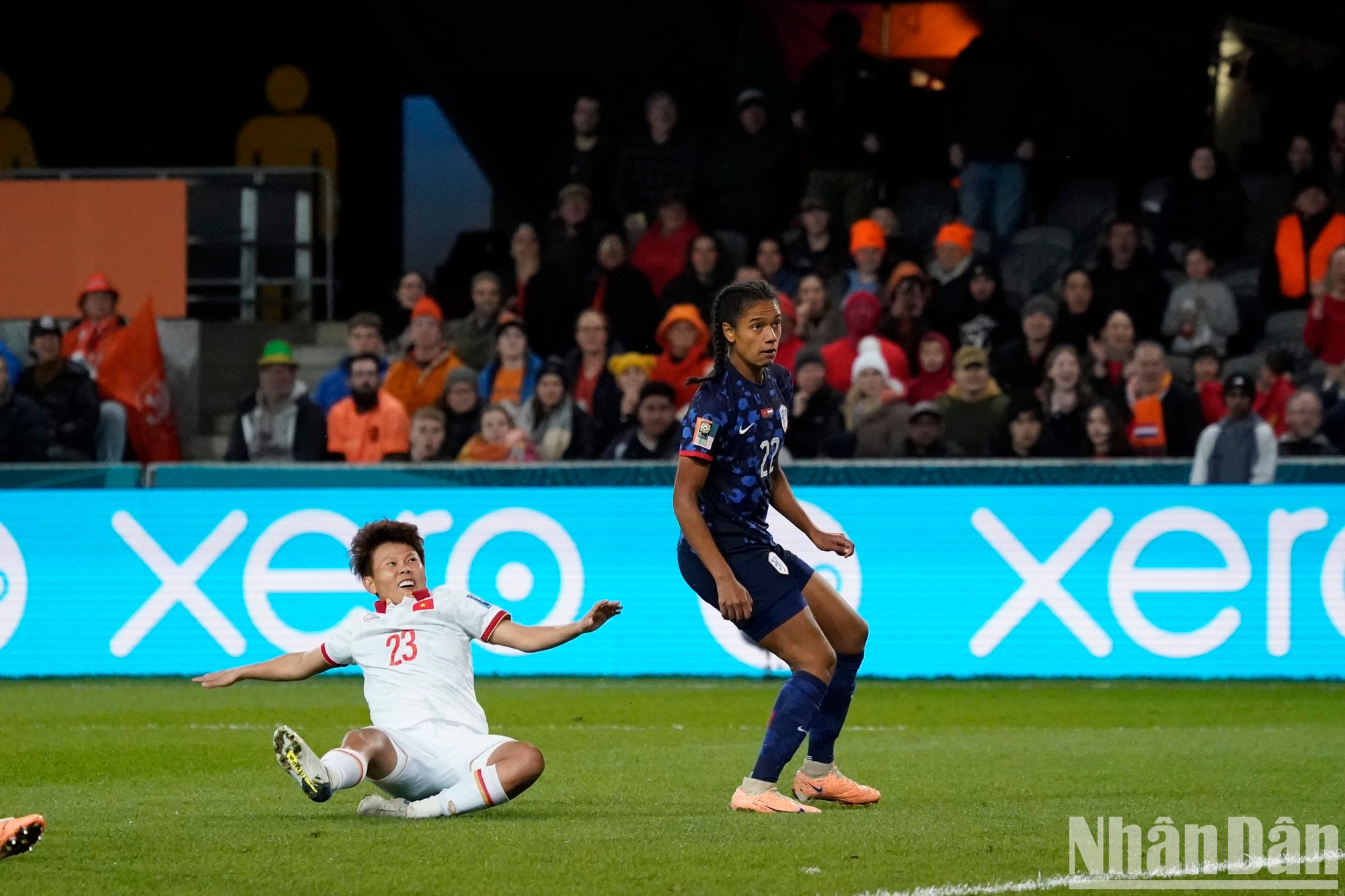 En el minuto 18, Esmee Brugts marcó un maravilloso gol desde una posición franca fuera del área para ampliar la ventaja a tres goles. En el minuto 18, Esmee Brugts marcó un maravilloso gol desde una posición franca fuera del área para ampliar la ventaja a tres goles.