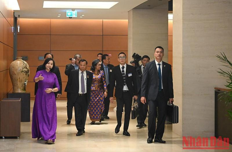 La delegación visita la Casa del Parlamento vietnamita.