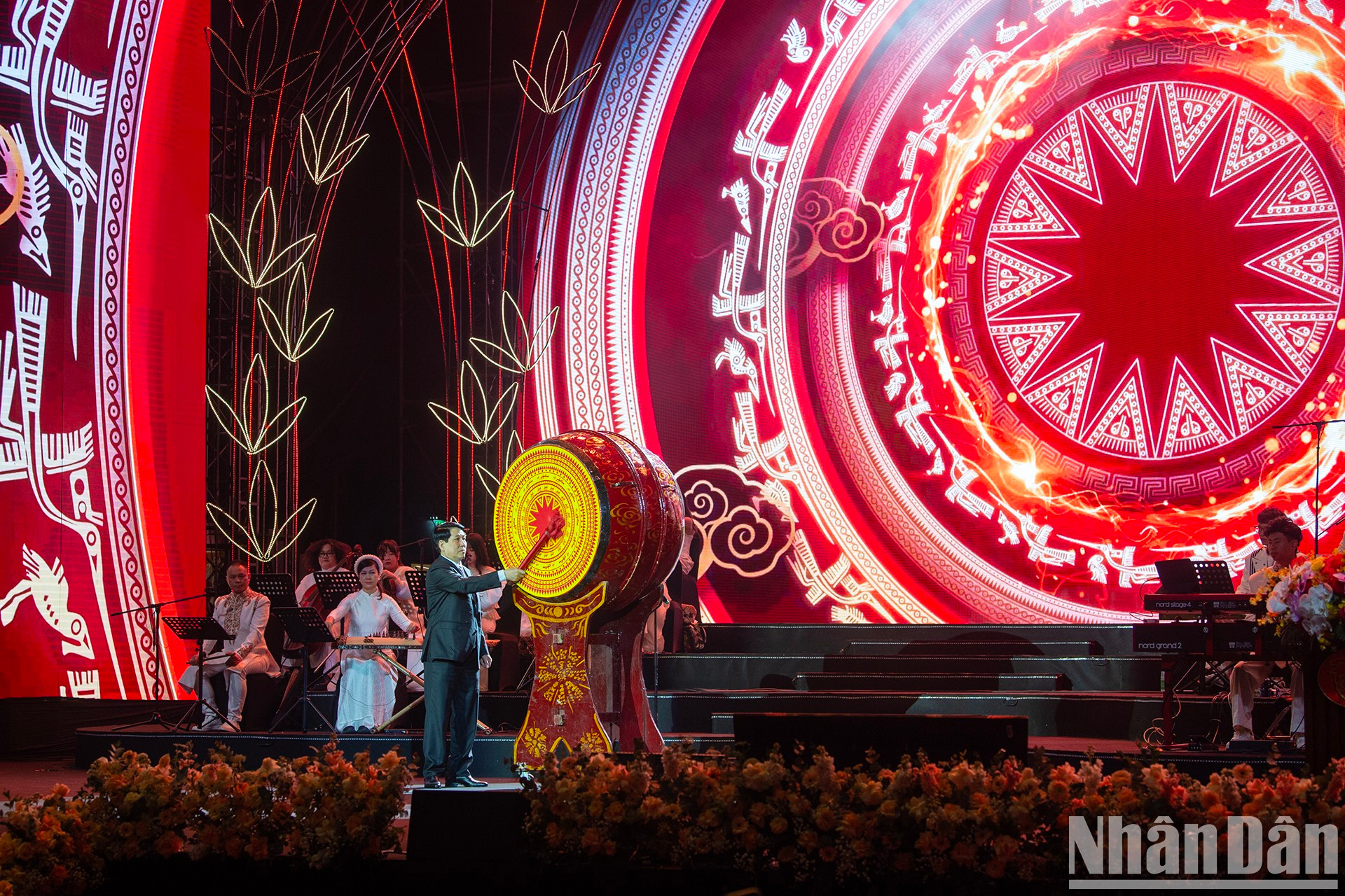 Luong Cuong toca el tambor para saludar al Año Nuevo Lunar 2025. Luong Cuong toca el tambor para saludar al Año Nuevo Lunar 2025.