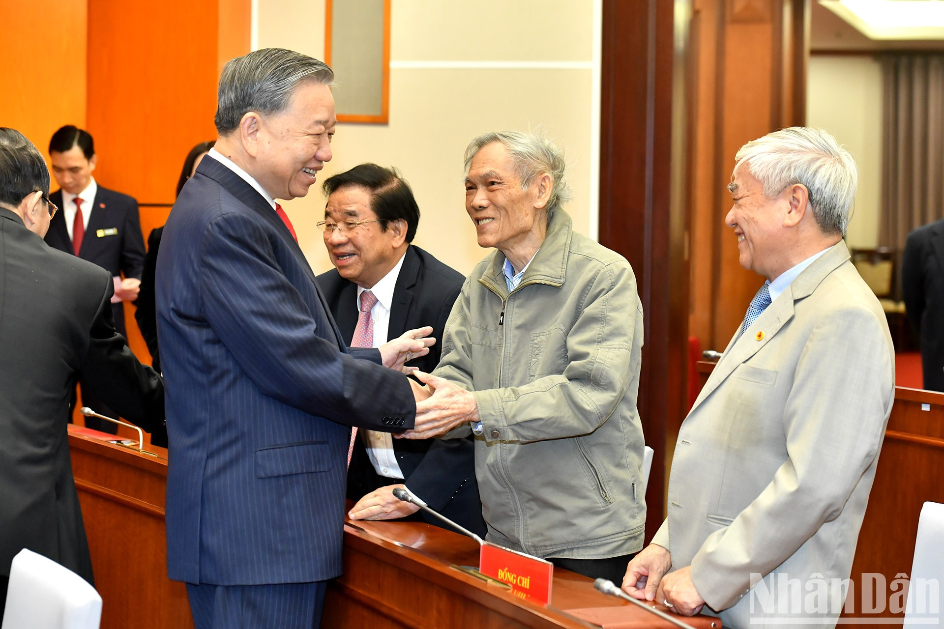 To Lam saludan a los delegados en la ceremonia.