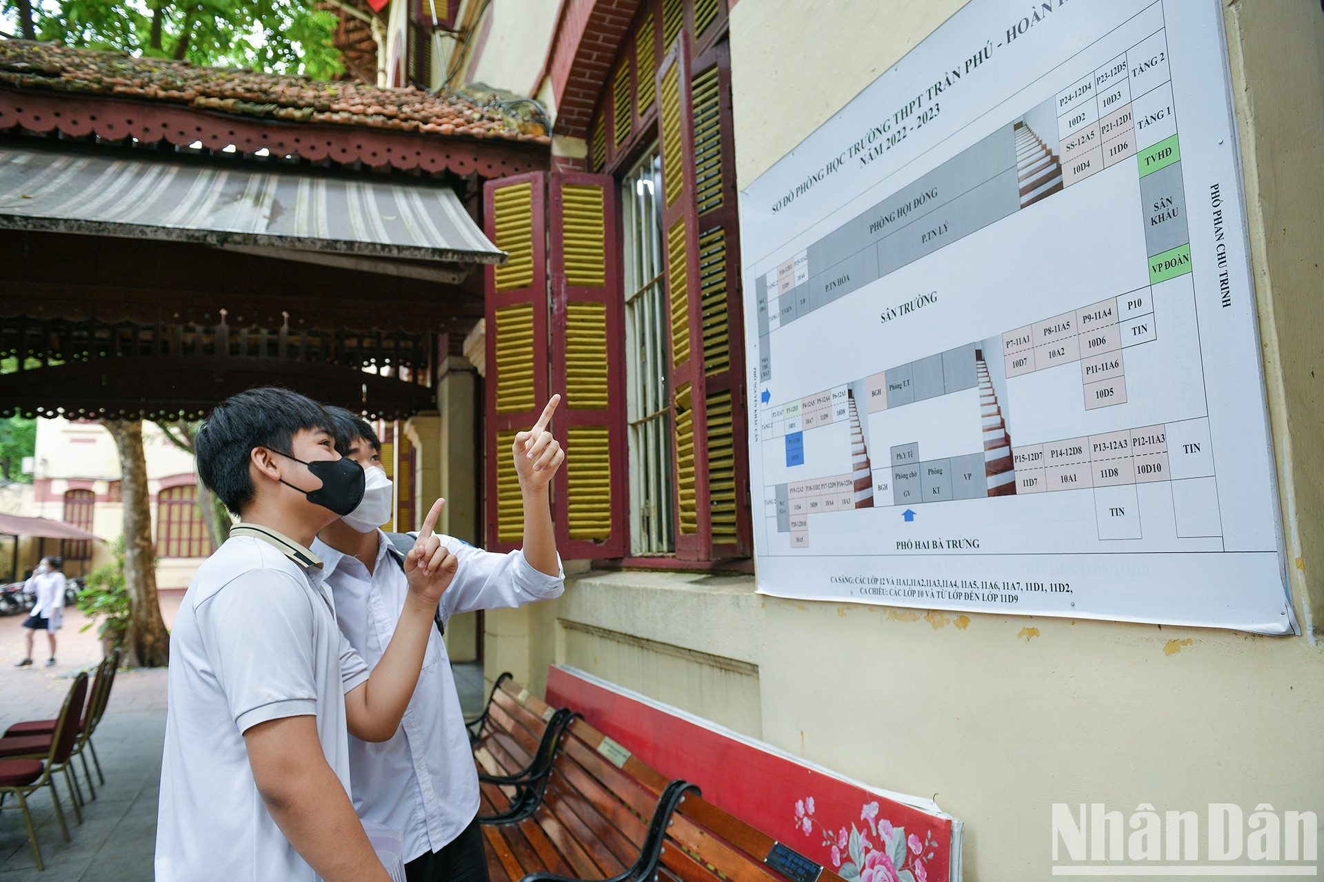 Estudiantes observan el mapa de la sala de examen expuesto a la entrada.