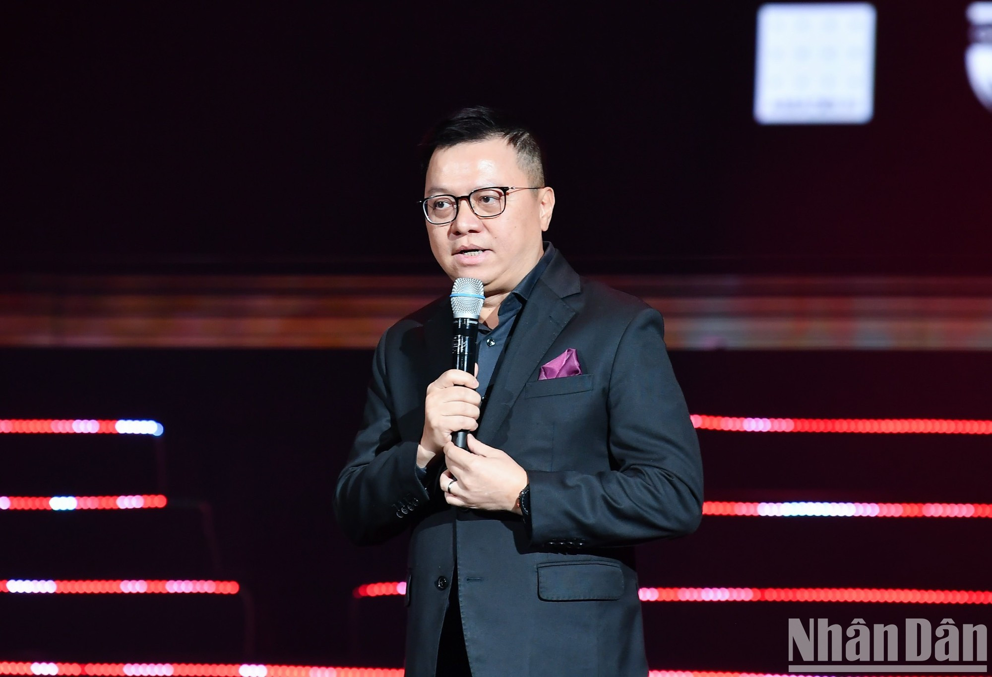 Le Quoc Minh, miembro del Comité Central del Partido Comunista de Vietnam y subjefe de su Comisión de Comunicación y Educación, presidente-editor de Nhan Dan y titular de la Asociación de Periodistas Vietnamitas, quien también es jefe del Comité Directivo del proyecto “Good Morning Vietnam”, interviene en la cita.