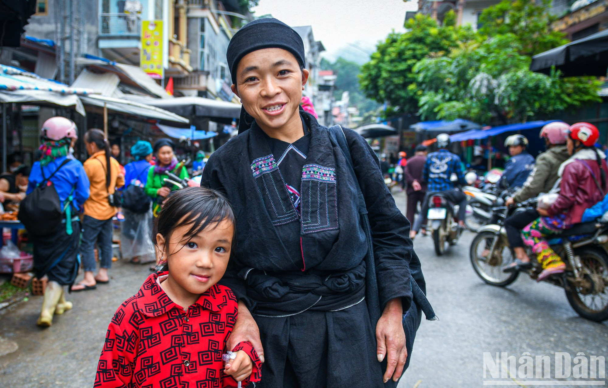 La alegría de una niña de la etnia La Chi en el camino al mercado distrital con su madre. La alegría de una niña de la etnia La Chi en el camino al mercado distrital con su madre.