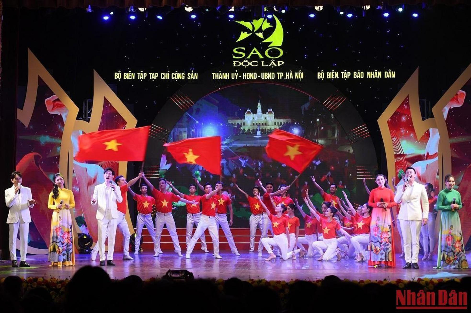 El programa no solo transporta a la audiencia a aquellos heroicos e históricos días , sino también sirve para que la joven generación aprecie los grandes méritos de los antepasados que lucharon y se sacrificaron por la independencia y libertad de la Patria. El programa no solo transporta a la audiencia a aquellos heroicos e históricos días , sino también sirve para que la joven generación aprecie los grandes méritos de los antepasados que lucharon y se sacrificaron por la independencia y libertad de la Patria.