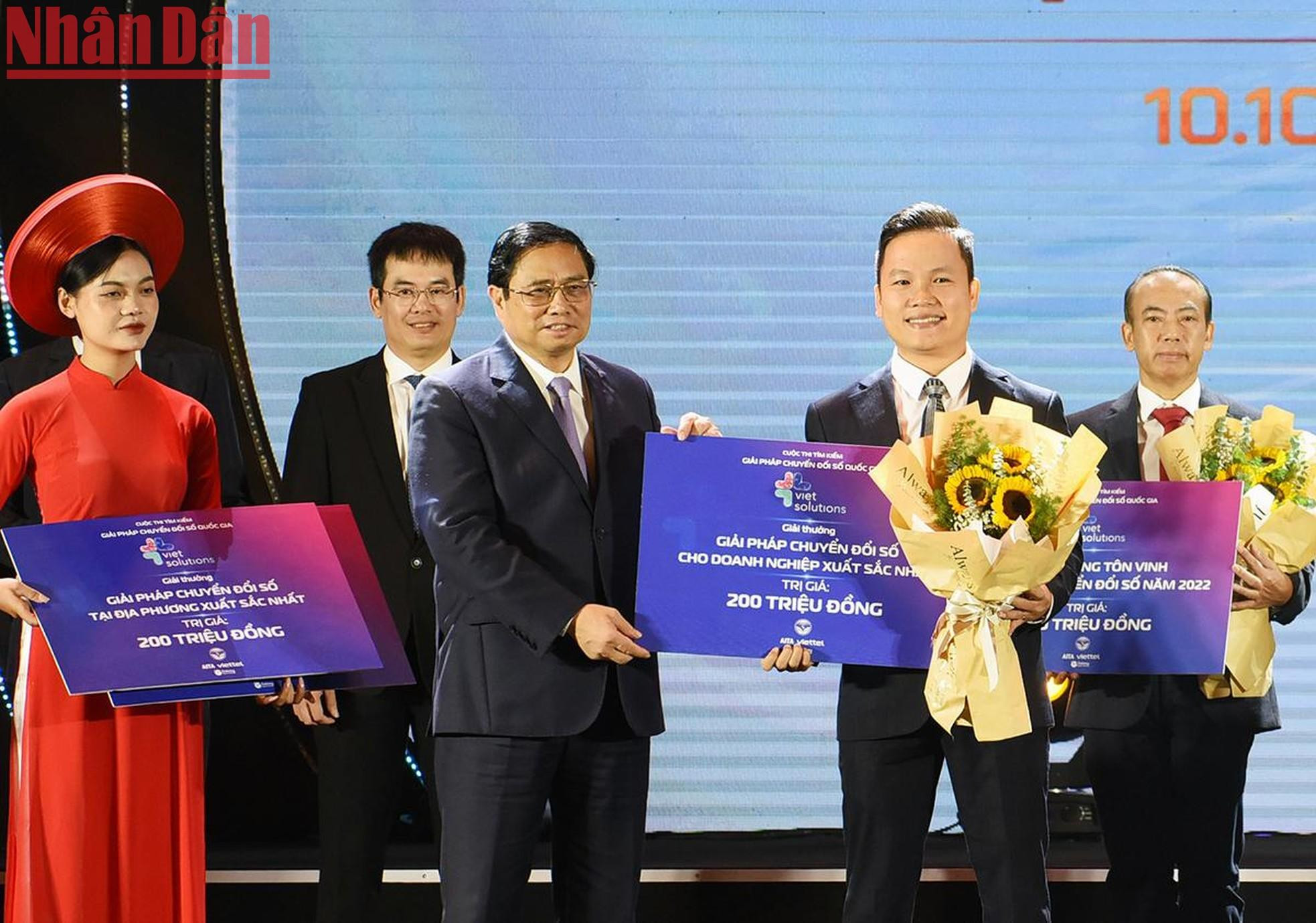 Minh Chinh entregó premios a mejores soluciones para la transformación digital nacional.