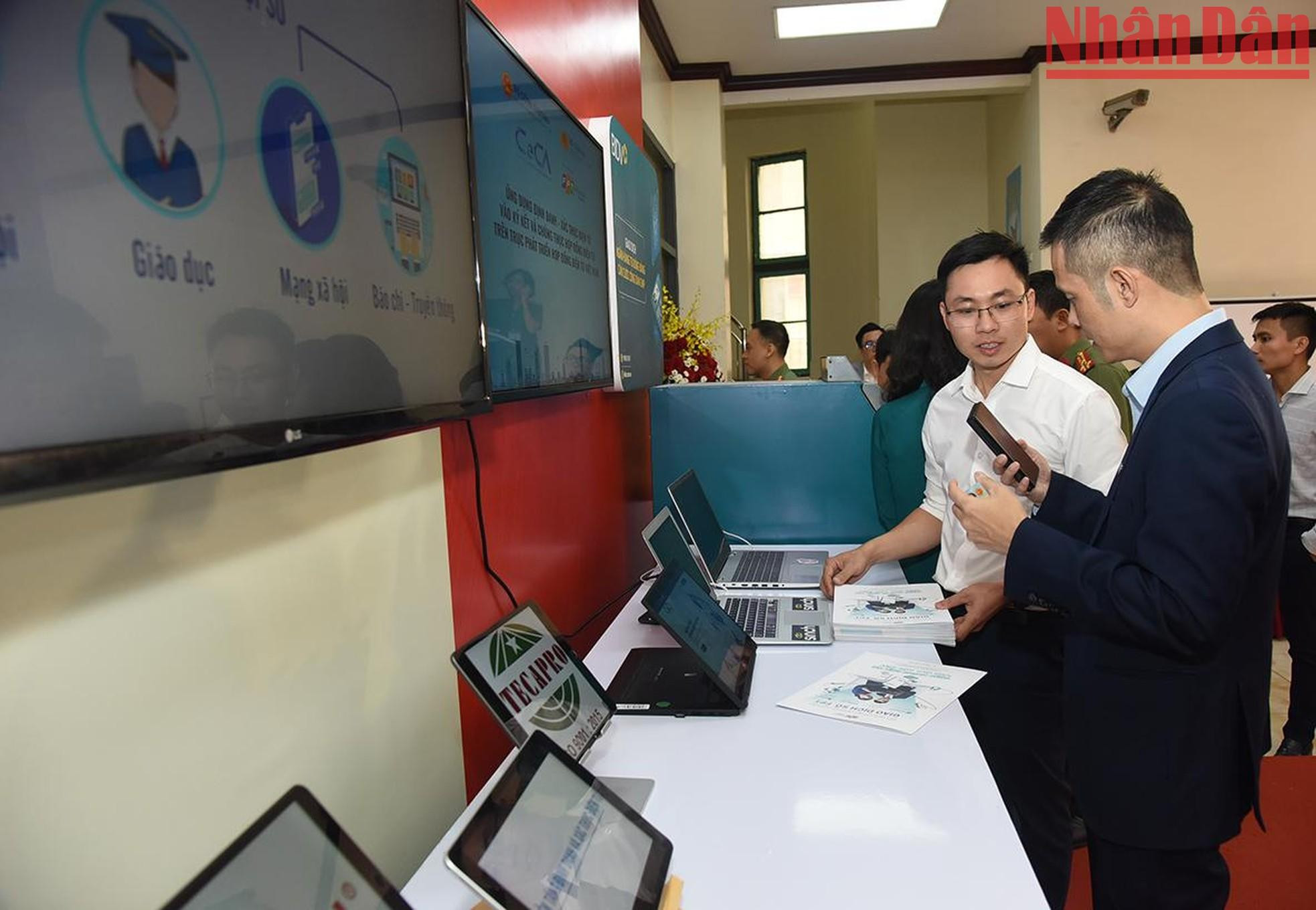 Los visitantes experimentan productos tecnológicos.