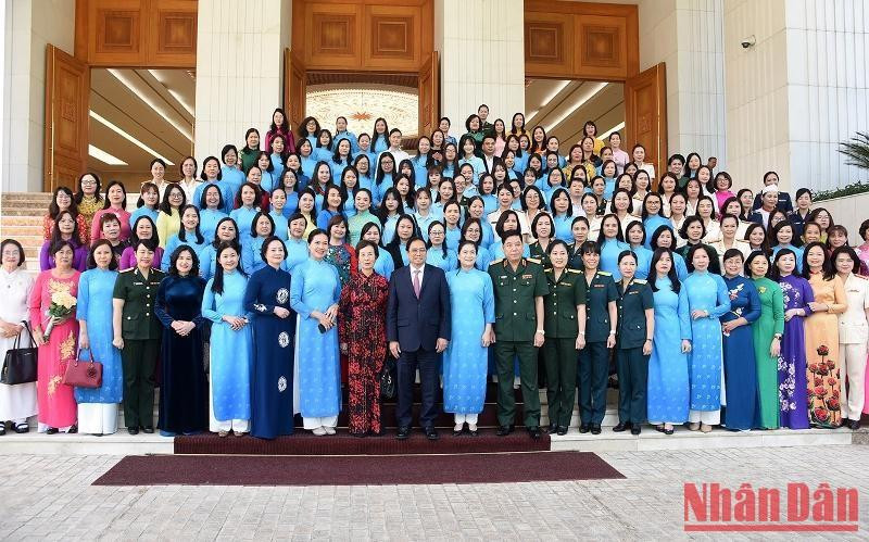 El premier y las delegadas en el diálogo. El premier y las delegadas en el diálogo.