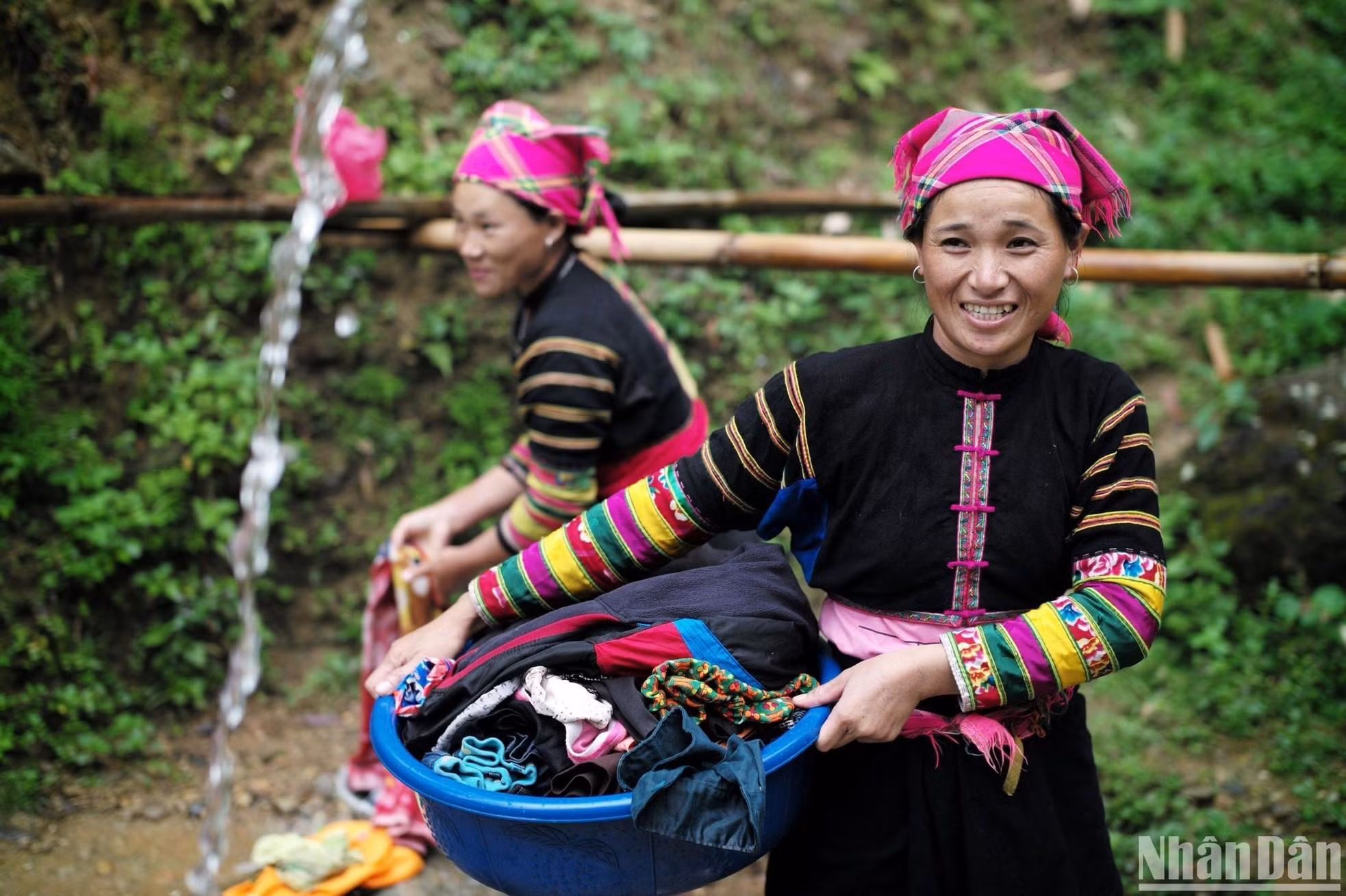 Las mujeres Lo Lo Negro usan una blusa corta de color oscuro, con dos mangas estrechas conectadas desde el hombro hasta la muñeca y tiras (generalmente nueve) de diferentes colores.