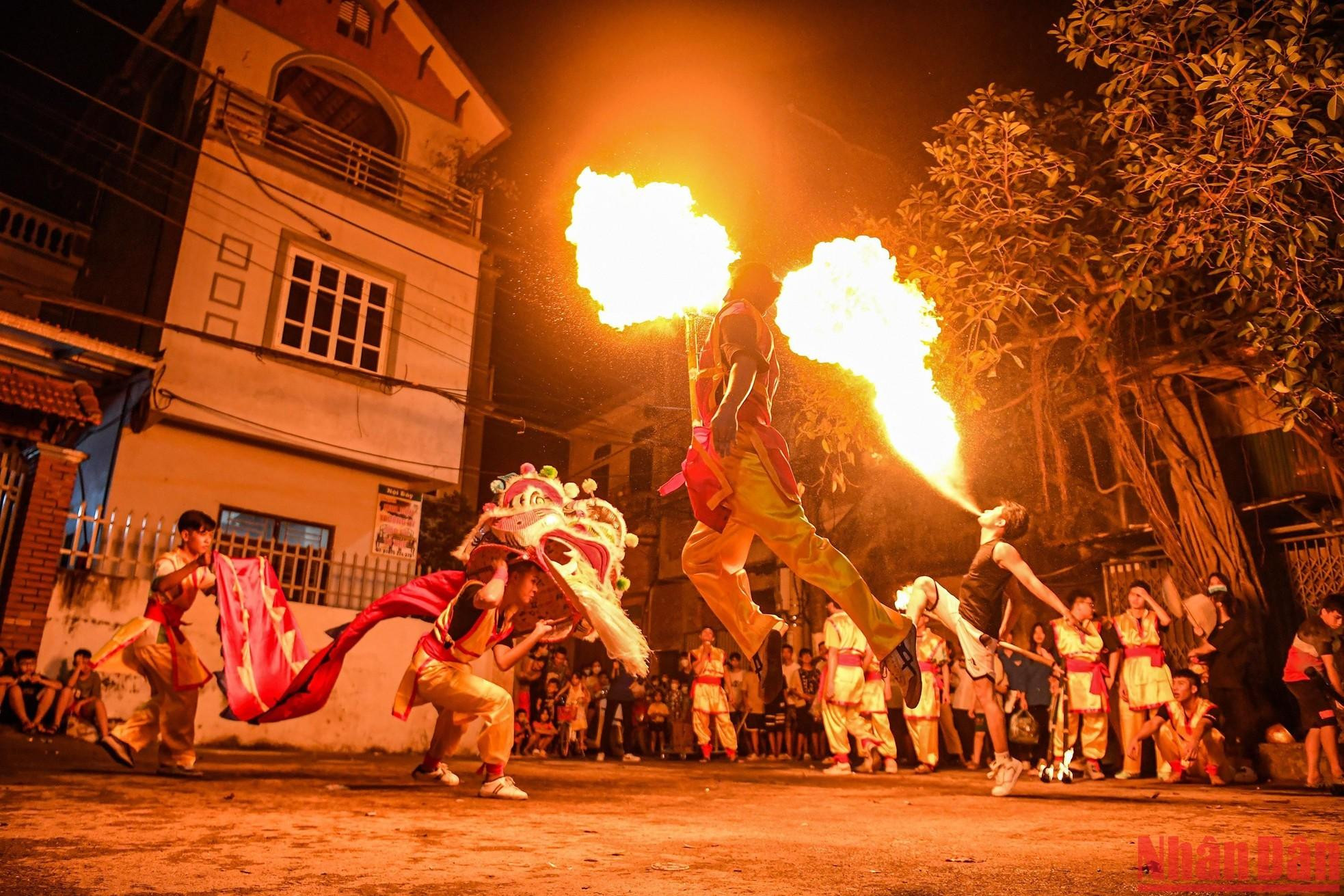 La danza del león de fuego se ha convertido en una actividad cultural típica de la gente de Cao Ha durante cada Festival del Medio Otoño.